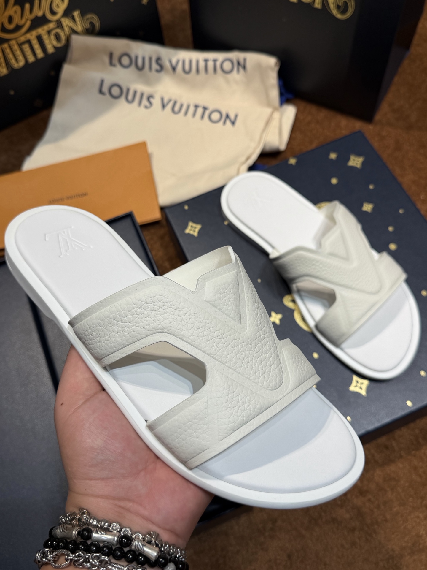 LV Style Canvas Men's Shoes style reference detail image 4 from source 780930