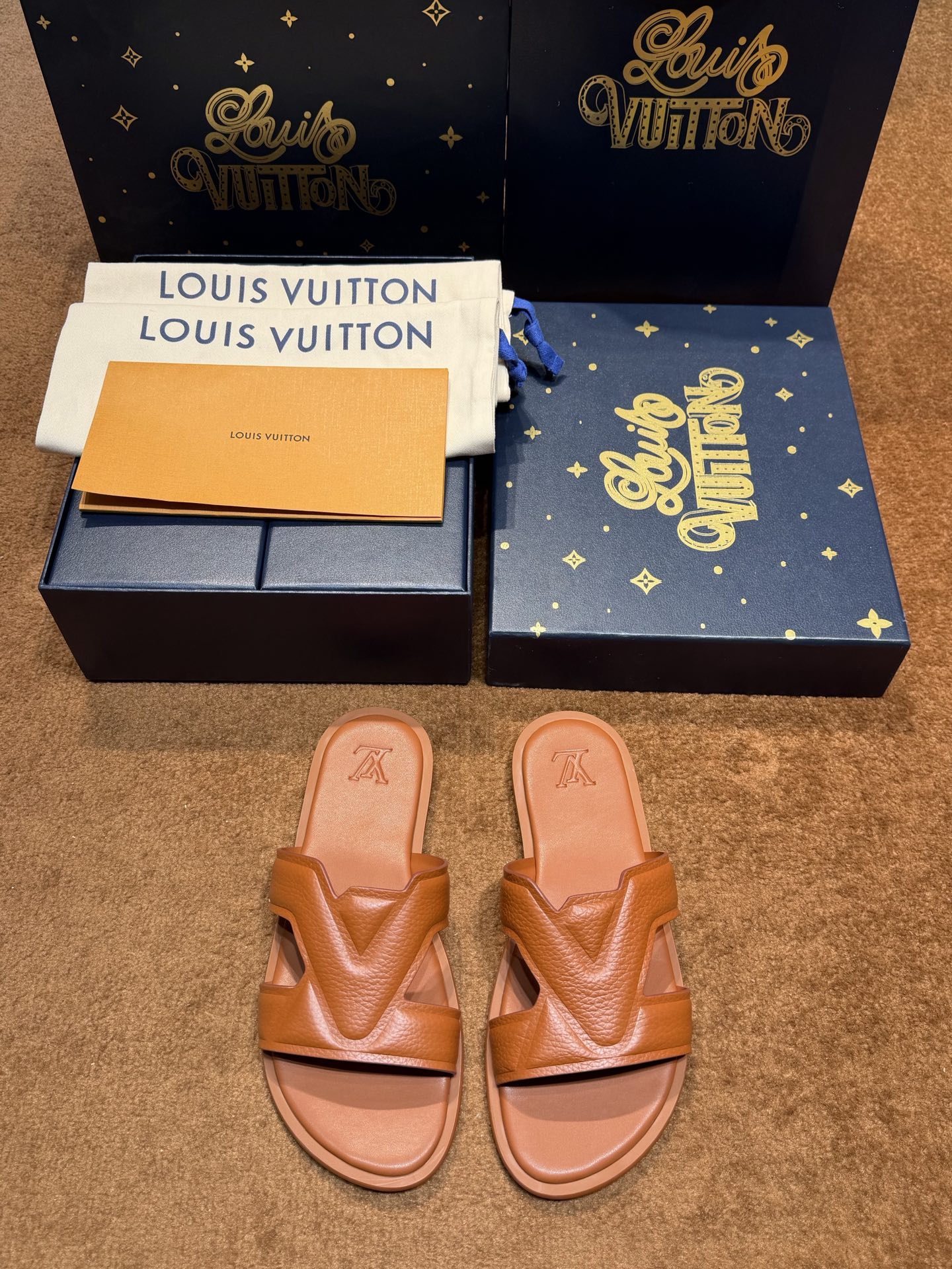 NO:832861,L's Waterfront sandals are back with a new look. The upper canvas has the iconic monogram pattern. Made of waterproof rubber, with a comfortable and tough outsole. The light and flexible outsole is embossed with the logo. The oversized LV logo has a simple personality. Size: 39-44 (38.45 46 47 48 customized),, louis vuitton, louis vuitton19860909L家Waterfront凉拖焕新回归 鞋面帆布标志性的monogram图案. 由防水橡胶制成,搭配舒适韧性大底, 轻盈灵活的外底压印标识 超大LV 标志 个性简约 Size:39-44(38.45 46 47 48定做）,,louis vuitton,louis vuitton,Men's shoes
