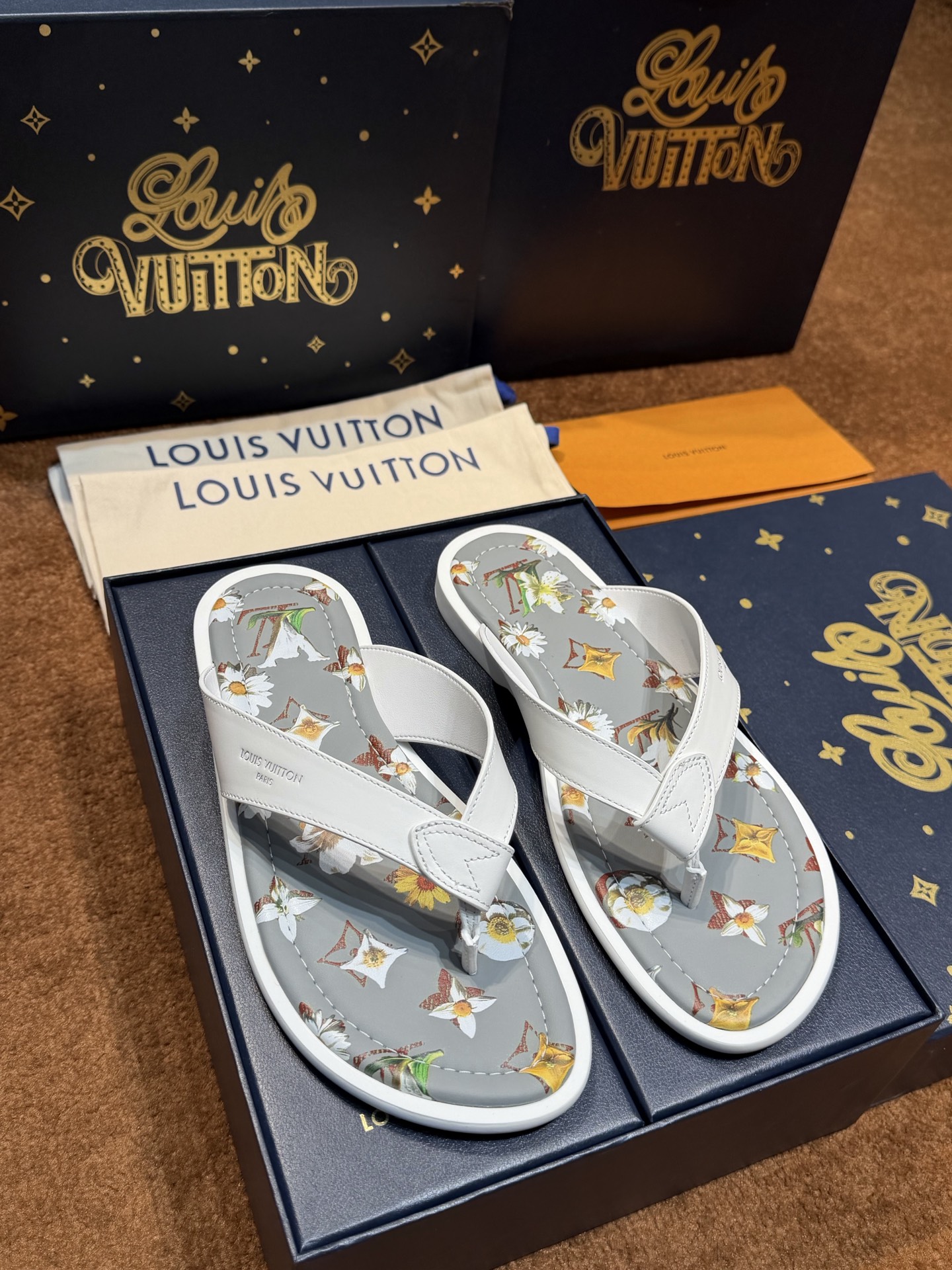 NO:832878,L's Waterfront sandals are back with a new look, the iconic monogram pattern on the upper. Made of waterproof rubber, with a comfortable and tough outsole, a light and flexible outsole with an embossed logo, an oversized LV logo, simple personality, 5D high-definition leather midsole, Lv flip-flops, personalized fashion trends Size: 39-44 (38.45 46 47 48 customized),, louis vuitton, louis vuitton19860909L家Waterfront凉拖焕新回归 鞋面标志性的monogram图案. 由防水橡胶制成,搭配舒适韧性大底, 轻盈灵活的外底压印标识 超大LV 标志 个性简约 5D高清真皮中底 Lv人字拖 个性时尚潮流 Size:39-44(38.45 46 47 48定做）,,louis vuitton,louis vuitton,Men's shoes
