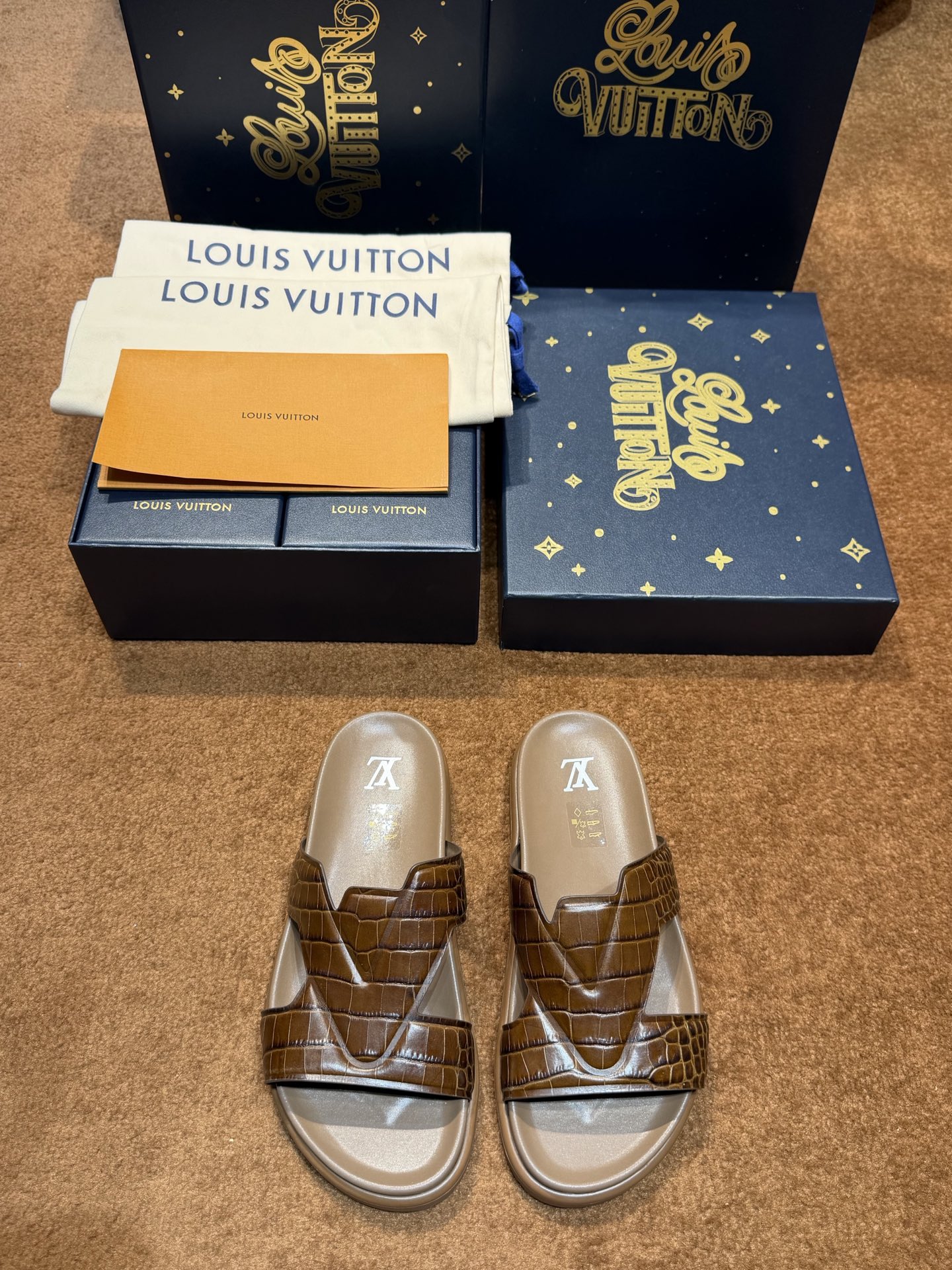 NO:852333,L's Waterfront sandals are back with a new look, with the iconic monogram pattern on the upper. Made of waterproof rubber, with a comfortable and tough outsole, a light and flexible outsole with embossed logo, oversized LV logo, simple personality, 5D high-definition leather midsole, Lv flip-flops, personalized fashion trends Size: 39-44 (38.45 46 customized) (Orders can be equipped with handbags),, louis vuitton, louis vuitton19860909L家Waterfront凉拖焕新回归 鞋面标志性的monogram图案. 由防水橡胶制成,搭配舒适韧性大底, 轻盈灵活的外底压印标识 超大LV 标志 个性简约 5D高清真皮中底 Lv人字拖 个性时尚潮流 Size:39-44(38.45 46 定做）（订单可配手提袋）,,louis vuitton,louis vuitton,Men's shoes