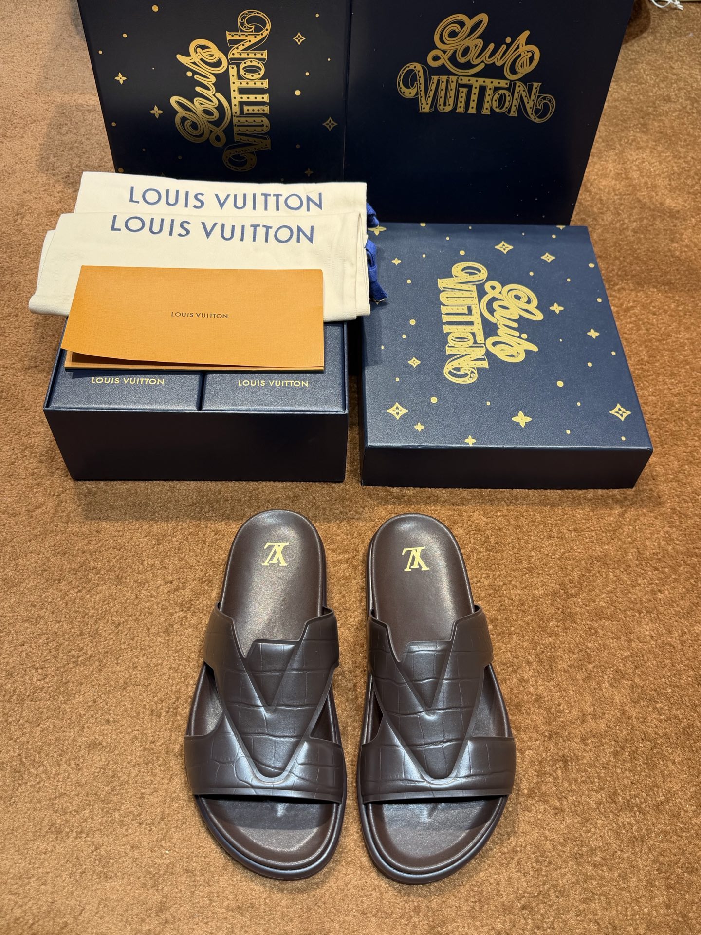 NO:852358,L's Waterfront sandals are back with a new look, with the iconic monogram pattern on the upper. Made of waterproof rubber, with a comfortable and tough outsole, a light and flexible outsole with embossed logo, oversized LV logo, simple personality, 5D high-definition leather midsole, Lv flip-flops, personalized fashion trends Size: 39-44 (38.45 46 customized) (Orders can be equipped with handbags),, louis vuitton, louis vuitton19860909L家Waterfront凉拖焕新回归 鞋面标志性的monogram图案. 由防水橡胶制成,搭配舒适韧性大底, 轻盈灵活的外底压印标识 超大LV 标志 个性简约 5D高清真皮中底 Lv人字拖 个性时尚潮流 Size:39-44(38.45 46 定做）（订单可配手提袋）,,louis vuitton,louis vuitton,Men's shoes