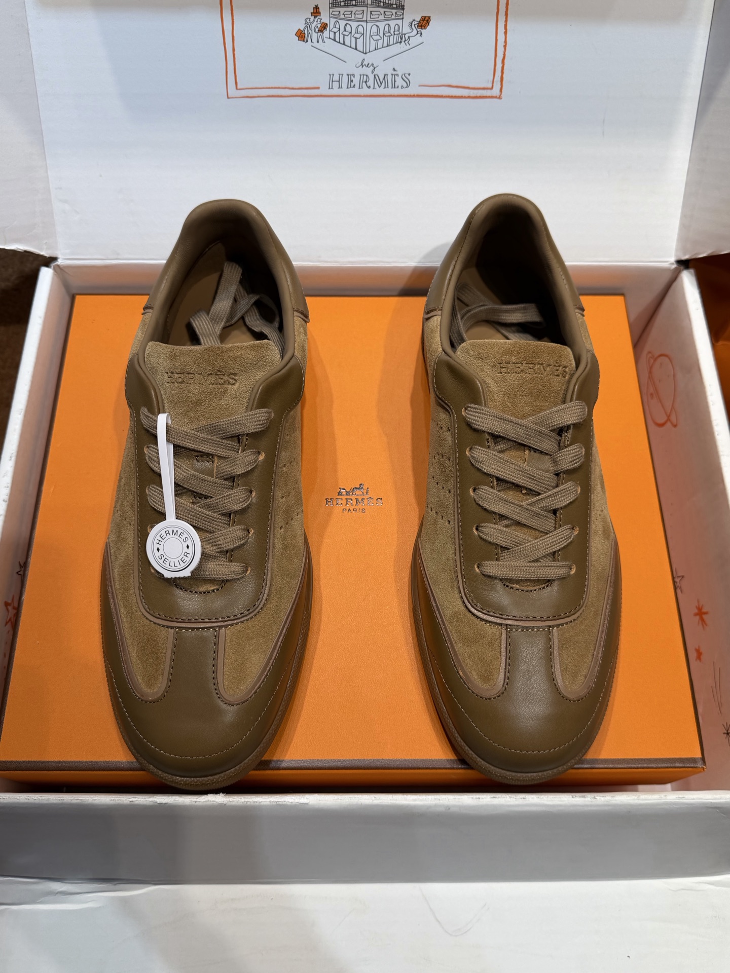 NO:852391,Hermes bouning men's sneakers - cowhide midsole. Original purchase, 11 replicas. If you want the best, these are your exclusive suede goatskin and calfskin sneakers. The lightweight sole is decorated with contrasting patterns to create a versatile fashion style. White rubber sole. Black rubber inlay at the front and hurricane gray rubber inlay at the rear. Hurricane gray lambskin insole and lining. Comes with official ZP outer packaging box.  Size: 39-44 (customized at 38.45.46) Full set of packaging (independent original ZP outer box), hermes, sneakers, cowhide, sheepskin, chamois leather19860909Hermes bouning男士运动鞋-牛皮中底 原版购入,11复刻,想要顶级的这就是你的专属 麂皮山羊皮和小牛皮运动鞋. 轻盈鞋底装饰撞色图案,打造百搭时尚风格. 白色橡胶鞋底 前端黑色橡胶嵌饰,后端飓风灰橡胶嵌饰 飓风灰羊羔皮内底和内衬 配官方ZP外包装盒 Size:39-44（38.45.46定做） 全套包装（独立原版ZP外盒）,,hermes,sneakers,cowhide,sheepskin,chamois leather,Men's shoes