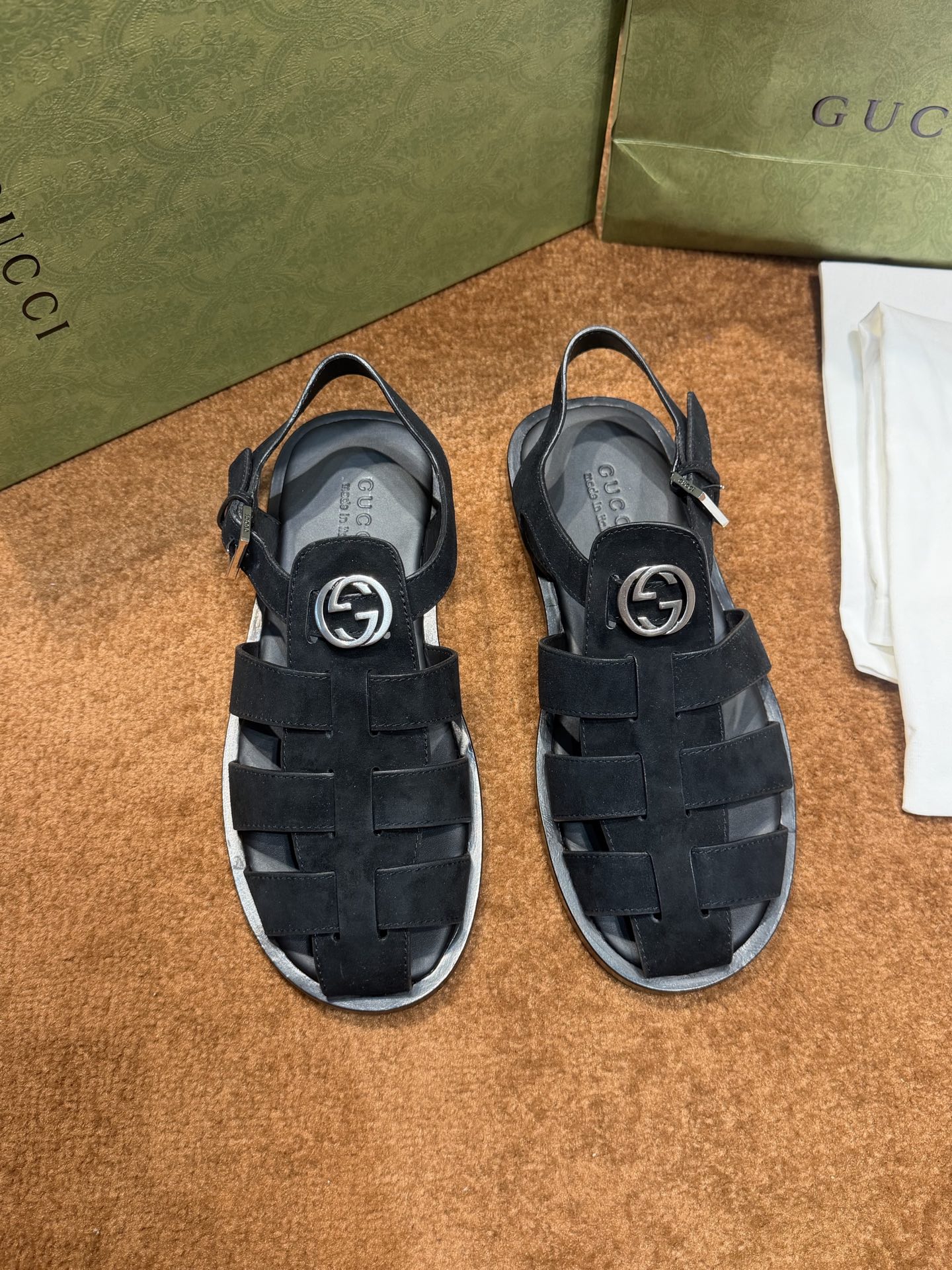 NO:886336,Gucci Men's Interlocking Double G Slipper Lido series, the design is inspired by the summer style and beach clubs of the Italian coast. This low-key and restrained shoe is crafted from comfortable smooth leather and embellished with a round interlocking Double G logo, highlighting the classic style. This black sandal is handcrafted with palladium tone accessories, adding to the elegant charm. Imported cowhide + cowhide lining + Italian genuine leather sole  Size:39-44 (customized at 38.45),,gucci,cowhide19860909Gucci 男士互扣式双G拖 Lido系列,设计灵感源自意大利海岸的夏日风情和海滩俱乐部.这款低调内敛的鞋履选用舒适光面皮革匠心打造,缀饰圆形互扣式双G标识,彰显经典风范.这款黑色凉拖匠心缀饰钯金色调配件,更添雅致魅力. 进口牛皮+牛皮内里+意大利真皮底 Size:39-44（38.45定做）,,gucci,cowhide,Men's shoes