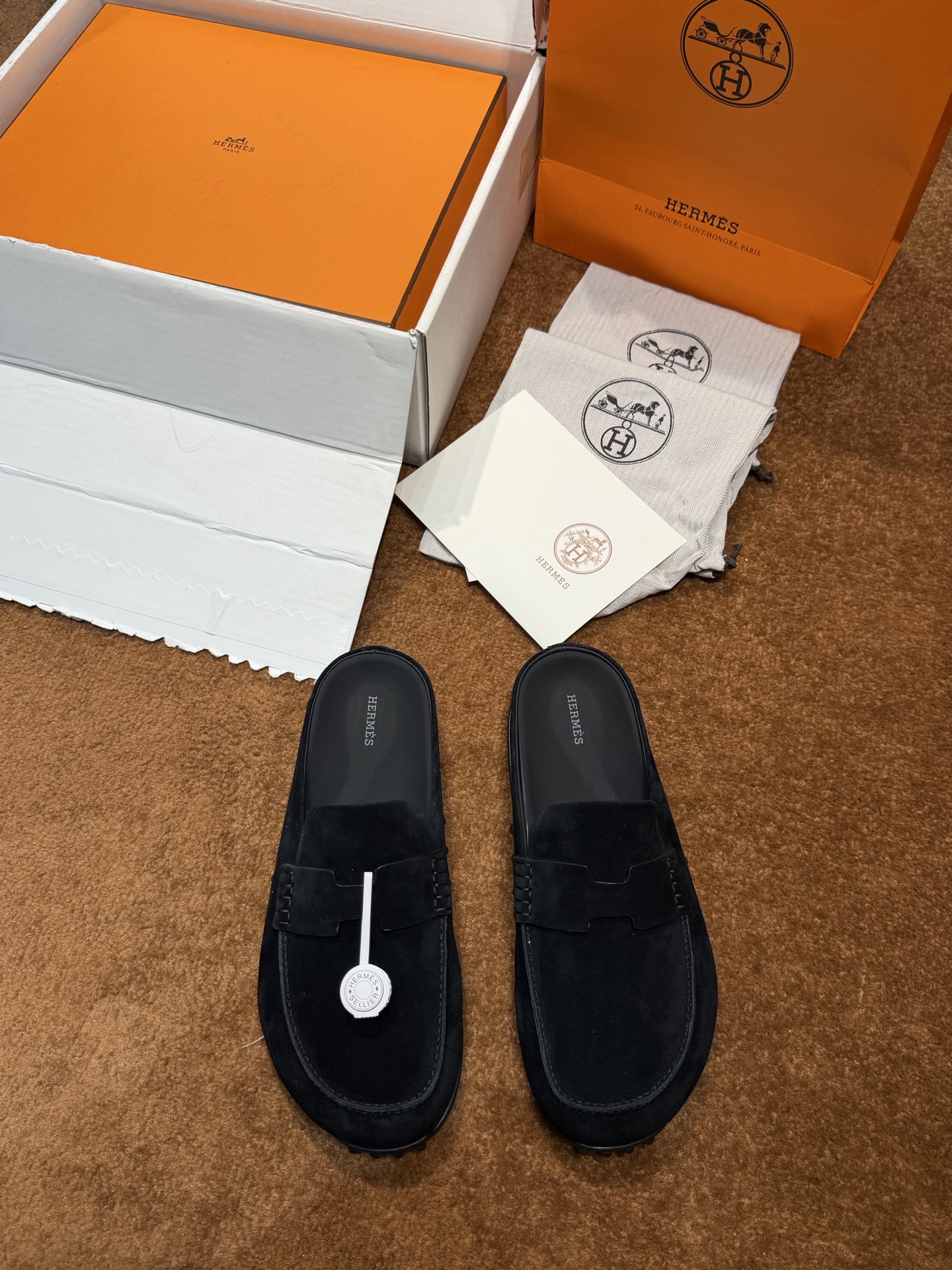 NO:886347,H Home Freesstyle men's half-flop calfskin and Epsom Heritage calfskin high-top sports shoes, the soles are decorated with saddle buckle patterns, creating a modern urban style. Imported cowhide + cowhide lining + customized TPU outsole Size: couple women's size 36...40 couple men's size 38...46 (38 45 46 customized) super comfortable bean soles (can be equipped with airplane case for extra yuan), sneakers, cowhide19860909H家 Freesstyle男款半拖 小牛皮和Epsom Heritage小牛皮高帮运动鞋, 鞋底饰有马鞍钉扣图案, 打造现代都会风格. 进口牛皮+牛皮内里+定制TPU大底 Size:情侣 女码36……40 情侣男码38……46（38 45 46订做） 超舒适 豆豆鞋底（可配飞机盒另外元）,,sneakers,cowhide,Men's shoes