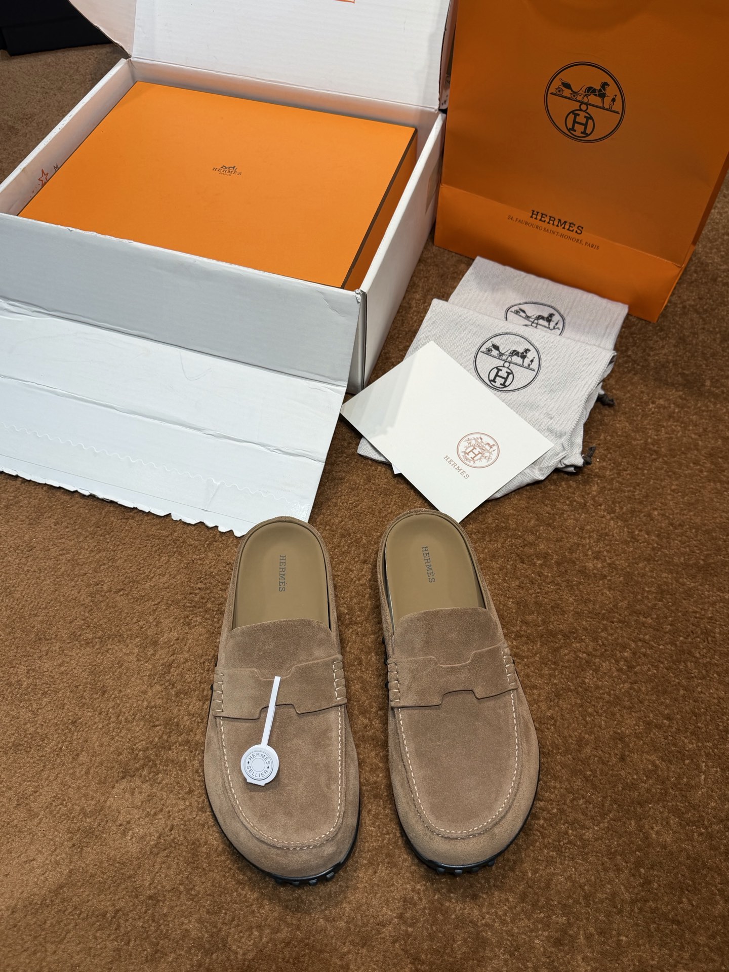 NO:886258,H Home Freesstyle men's half-flop calfskin and Epsom Heritage calfskin high-top sports shoes, the soles are decorated with saddle buckle patterns, creating a modern urban style. Imported cowhide + cowhide lining + customized TPU outsole Size: couple women's size 36...40 couple men's size 38...46 (38 45 46 customized) super comfortable bean soles (can be equipped with airplane case for extra yuan), sneakers, cowhide19860909H家 Freesstyle男款半拖 小牛皮和Epsom Heritage小牛皮高帮运动鞋, 鞋底饰有马鞍钉扣图案, 打造现代都会风格. 进口牛皮+牛皮内里+定制TPU大底 Size:情侣 女码36……40 情侣男码38……46（38 45 46订做） 超舒适 豆豆鞋底（可配飞机盒另外元）,,sneakers,cowhide,Men's shoes