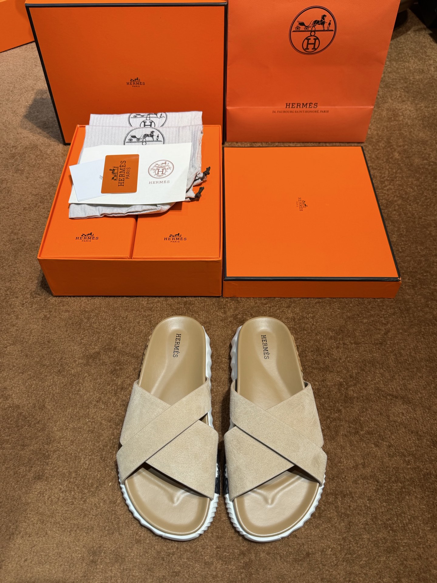 NO:886713,Herme*H Infra Men's Sandals and Slippers - Reproduction of the original version. Purchase the original version and make it one-to-one, with a private model of the outsole. The outsole color corresponding to each color is the same as the original version. If you know the difference, the ultra-light sole is designed in contrasting colors, and the foot feels so comfortable that it screams!  Calfskin, cowhide feet, private model outsole Size: 39-44 (38.45 46 customized) Gift box packaging noble and luxurious, hermes, sandals, slippers, cowhide19860909Herme*H家Infra男士凉鞋拖鞋-原版复刻 购入原版一比一打造,大底私模, 每个颜色对应的大底颜色跟原版一样的.懂货的来 超轻鞋底采用对比色设计,脚感舒适到尖叫！ 小牛皮.牛皮垫脚,私模大底 Size:39-44(38.45 46定做） 礼盒包装 尊贵奢华,,hermes,sandals,slippers,cowhide,Men's shoes