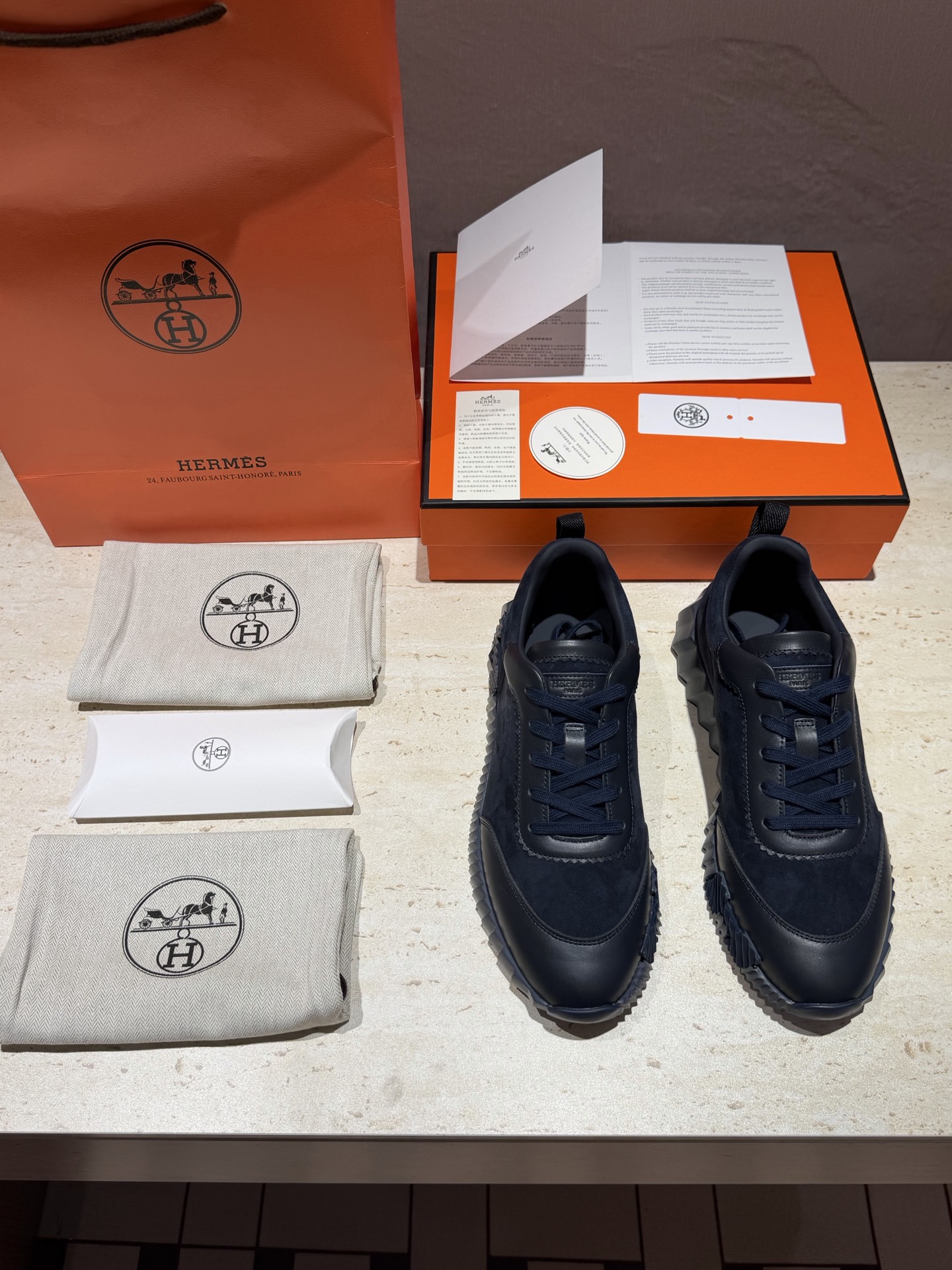NO:886722,Hermes bouning men's sneakers - cowhide midsole. Original purchase, 11 replicas. If you want the top quality, these are your exclusive suede goatskin and calfskin sneakers. The lightweight sole is decorated with contrasting patterns to create a versatile fashion style. Includes a second pair of laces. White rubber sole. Black rubber inlay at the front and hurricane gray rubber inlay at the rear. Hurricane gray lambskin insole and lining. Sole height is 4 cm. Comes with an extra pair of laces. Comes with official ZP outer packaging box.  Size: 39-44 (38.45.46 customized) (Special remarks: solid color sole), hermes, sneakers, cowhide, sheepskin, chamois leather19860909Hermes bouning男士运动鞋-牛皮中底 原版购入,11复刻,想要顶级的这就是你的专属 麂皮山羊皮和小牛皮运动鞋. 轻盈鞋底装饰撞色图案,打造百搭时尚风格.包含第二副鞋带. 白色橡胶鞋底 前端黑色橡胶嵌饰,后端飓风灰橡胶嵌饰 飓风灰羊羔皮内底和内衬 鞋底高度4厘米,配多一副鞋带,配官方ZP外包装盒 Size:39-44（38.45.46定做）（特别备注 纯色系鞋底）,,hermes,sneakers,cowhide,sheepskin,chamois leather,Men's shoes