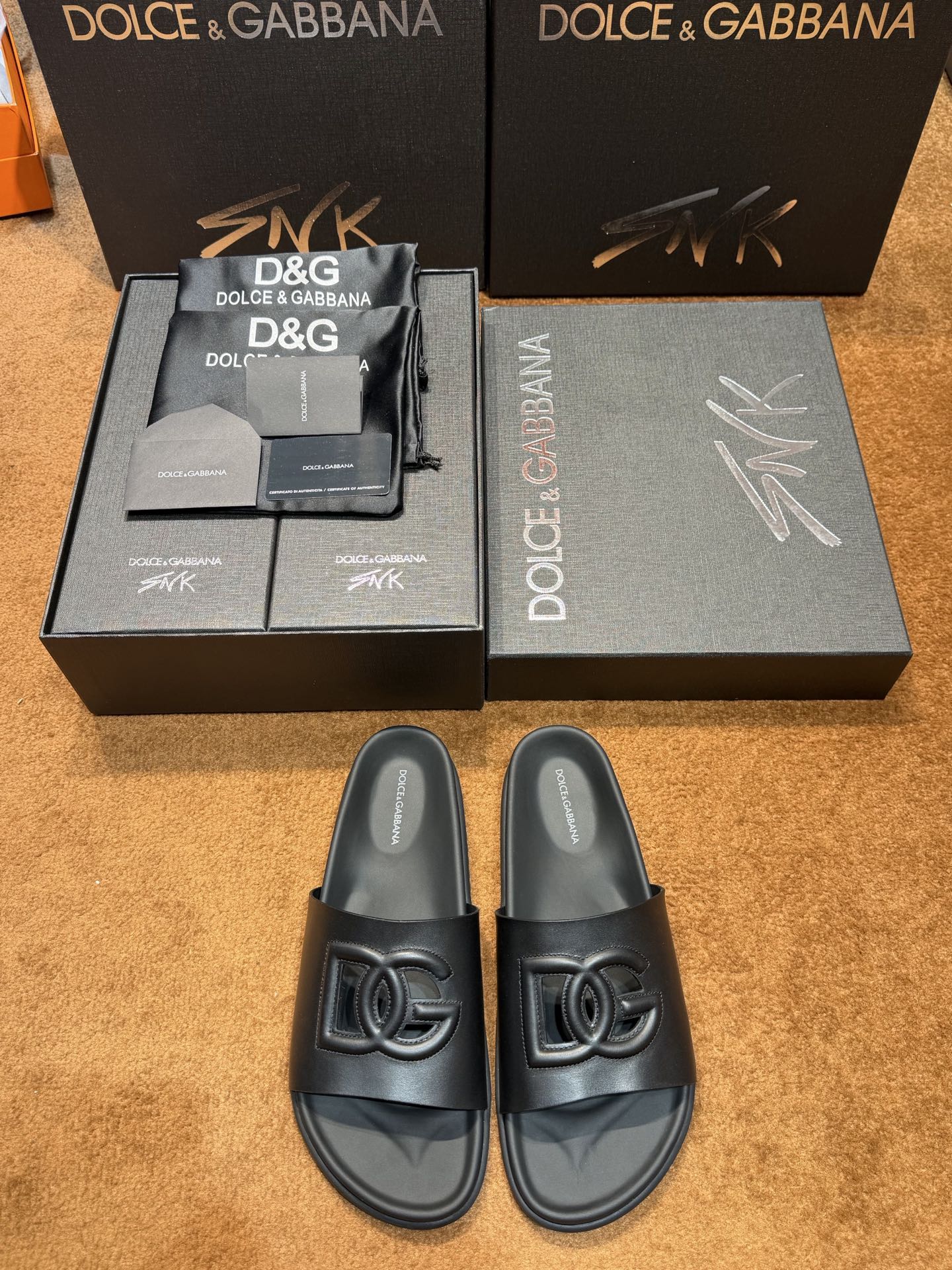 NO:898392,D&G calfskin men's slippers - As a symbol of exquisite craftsmanship and exquisite details, the new slippers are embellished with the DG logo, and high-frequency technology achieves a three-dimensional silhouette. DG logo calfskin slippers. Imported cowhide, Size: 39-44 (38.45 custom-made),, Dolce&Gabbana, slippers,cowhide19860909D&G小牛皮男士拖鞋- 作为精湛工艺和精美细节的象征,全新拖鞋点缀 DG徽标,高频工艺成就立体廓形.DG 徽标小牛皮拖鞋. 进口牛皮, Size:39-44（38.45定做）,,Dolce&Gabbana,slippers,cowhide,Men's shoes