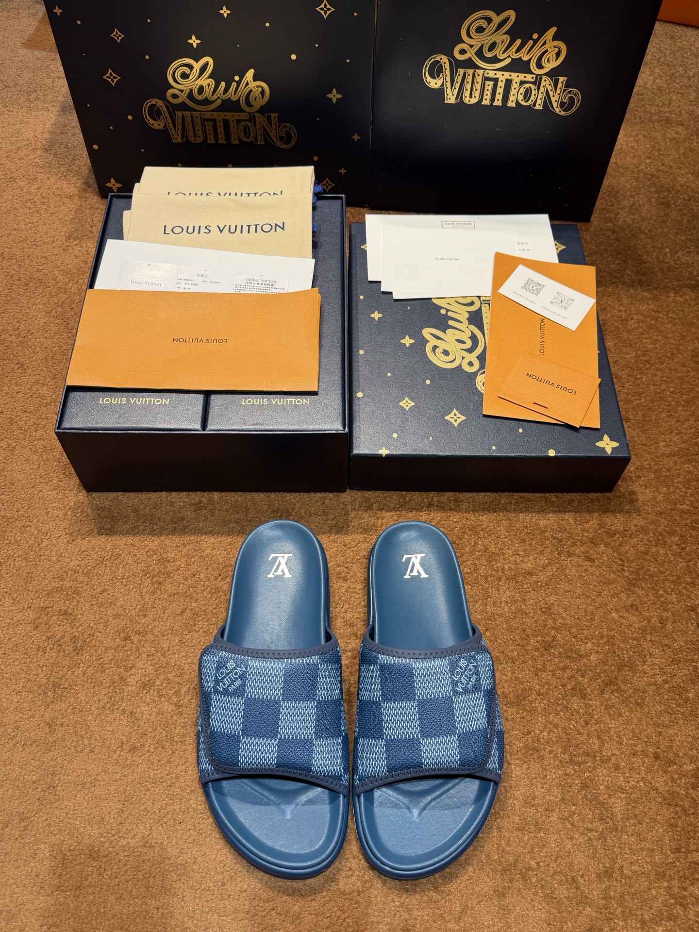 NO:956414,L's Waterfront sandals are back with a new look, with the iconic monogram pattern on the upper. Made of waterproof rubber, with a comfortable and tough outsole, a light and flexible outsole with embossed logo, an oversized LV logo, simple personality, 5D high-definition genuine leather midsole, personalized fashion trend, dual original soles, 5D printed midsole Size: 39-44 (38.45 46 customized) 310 (handbag available for orders),, louis vuitton, louis  vuitton19860909L家Waterfront凉拖焕新回归 鞋面标志性的monogram图案. 由防水橡胶制成,搭配舒适韧性大底, 轻盈灵活的外底压印标识 超大LV 标志 个性简约 5D高清真皮中底 个性时尚潮流 双拼原版鞋底 5D打印中底 Size:39-44(38.45 46 定做） 310（订单可配手提袋）,,louis vuitton,louis vuitton,Men's shoes