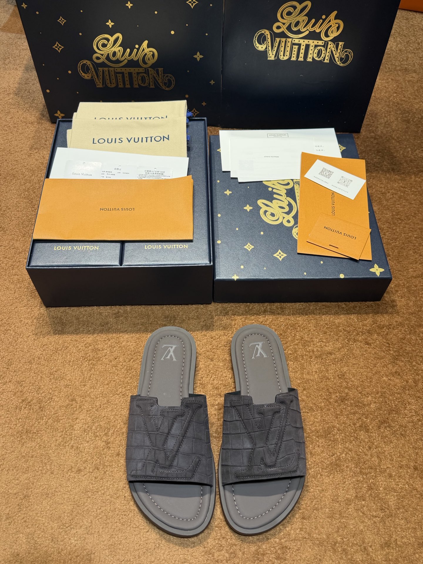 NO:956426,L's Waterfront sandals are back with a new look, the iconic monogram pattern on the upper. Made of waterproof rubber, with a comfortable and tough outsole, a light and flexible outsole with an embossed logo, an oversized LV logo, simple personality, 5D high-definition leather midsole, Lv flip-flops, personalized fashion trends Size: 39-44 (38.45 46 47 48 customized),, louis vuitton, louis vuitton19860909L家Waterfront凉拖焕新回归 鞋面标志性的monogram图案. 由防水橡胶制成,搭配舒适韧性大底, 轻盈灵活的外底压印标识 超大LV 标志 个性简约 5D高清真皮中底 Lv人字拖 个性时尚潮流 Size:39-44(38.45 46 47 48定做）,,louis vuitton,louis vuitton,Men's shoes