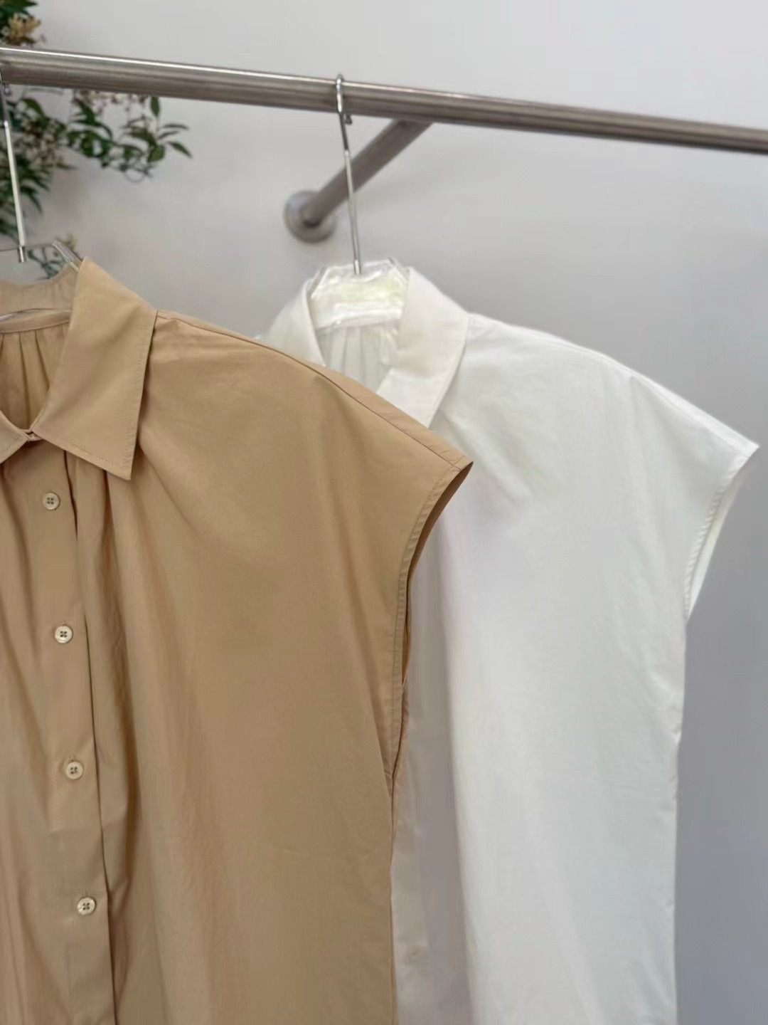 MaxMara Sleeveless Blouse: Slim Fit, Ruffled Detail, Button Closure, Solid Color 9 i1746259907860 1115 0 7