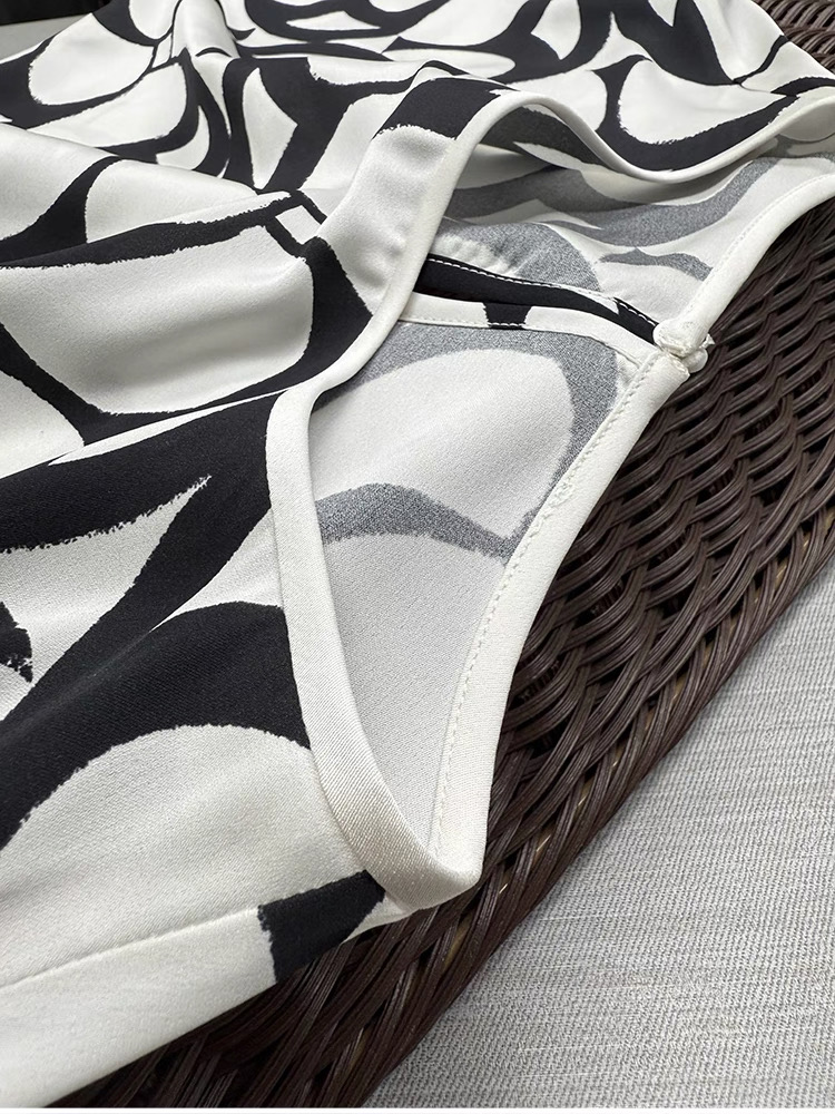 MaxMara Black & White Geometric Print Silk Blouse Batwing Sleeve Top 8 i1747111788790 2872 0 6