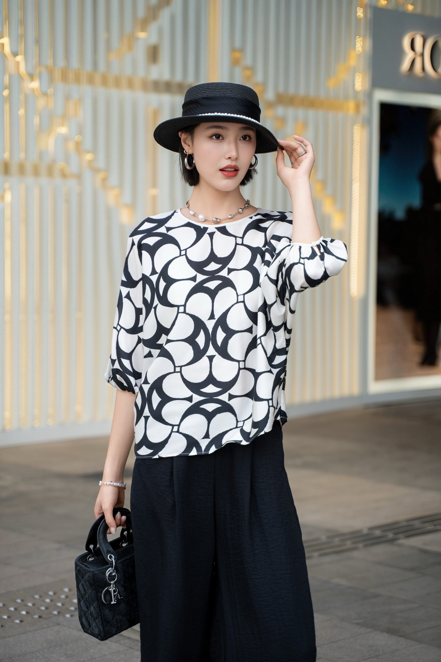 MaxMara Black & White Geometric Print Silk Blouse Batwing Sleeve Top 2 i1747111788790 7573 0 0
