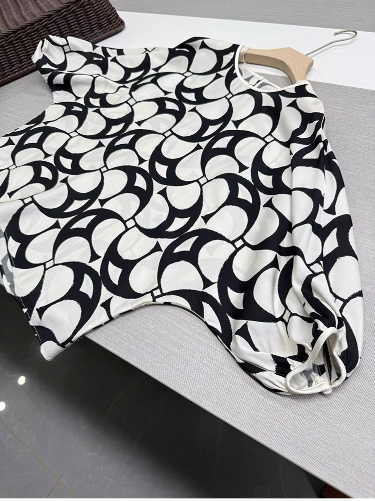 MaxMara Black & White Geometric Print Silk Blouse Batwing Sleeve Top 7 i1747111788790 9838 0 5