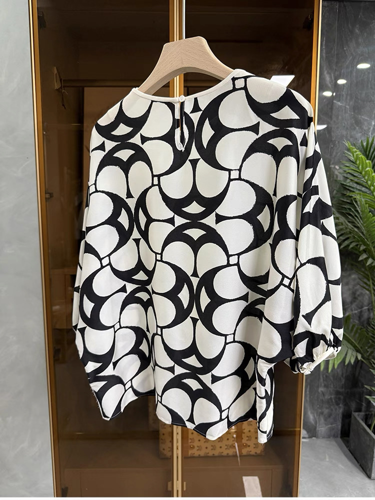 MaxMara Black & White Geometric Print Silk Blouse Batwing Sleeve Top 6 i1747111789851 7688 0 4