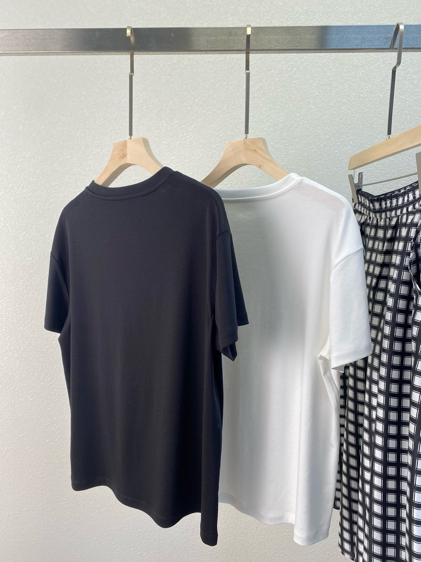 Brunello Cucinelli Women's Short Sleeve T-Shirt with Beaded Pocket - Elegant & Cool 8 i1749103710551 4075 0 6
