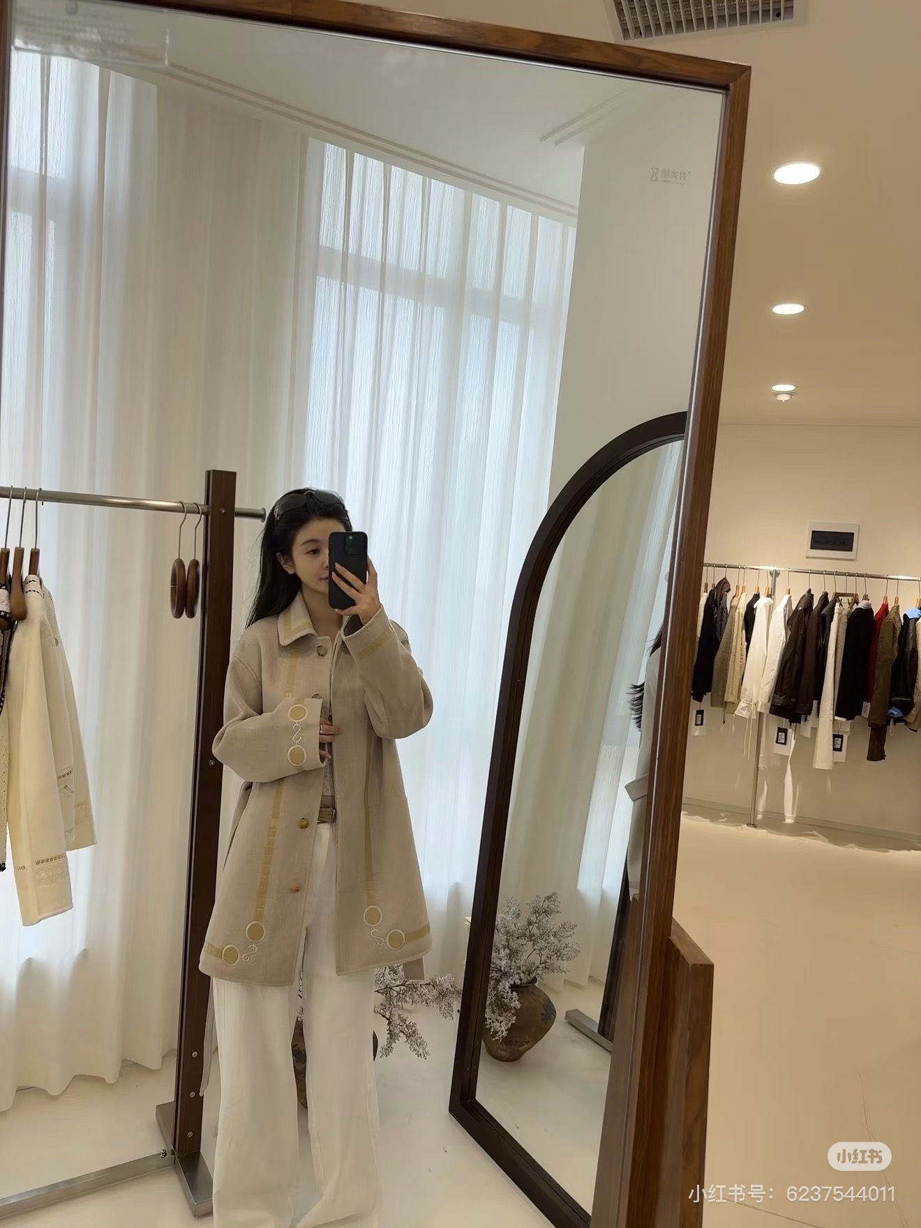 Elegant Embroidered Cashmere Wool Coat with Crocodile Leather Detail 4 i1758427472753 1631 0 2