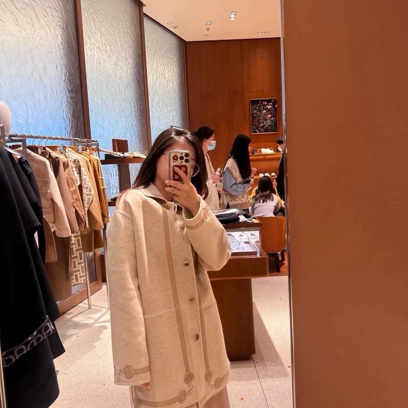 Elegant Embroidered Cashmere Wool Coat with Crocodile Leather Detail 3 i1758427472753 5158 0 1