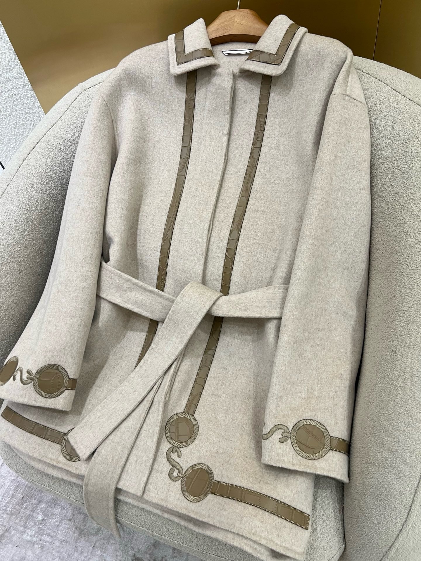 Elegant Embroidered Cashmere Wool Coat with Crocodile Leather Detail 6 i1758427473159 838 0 4