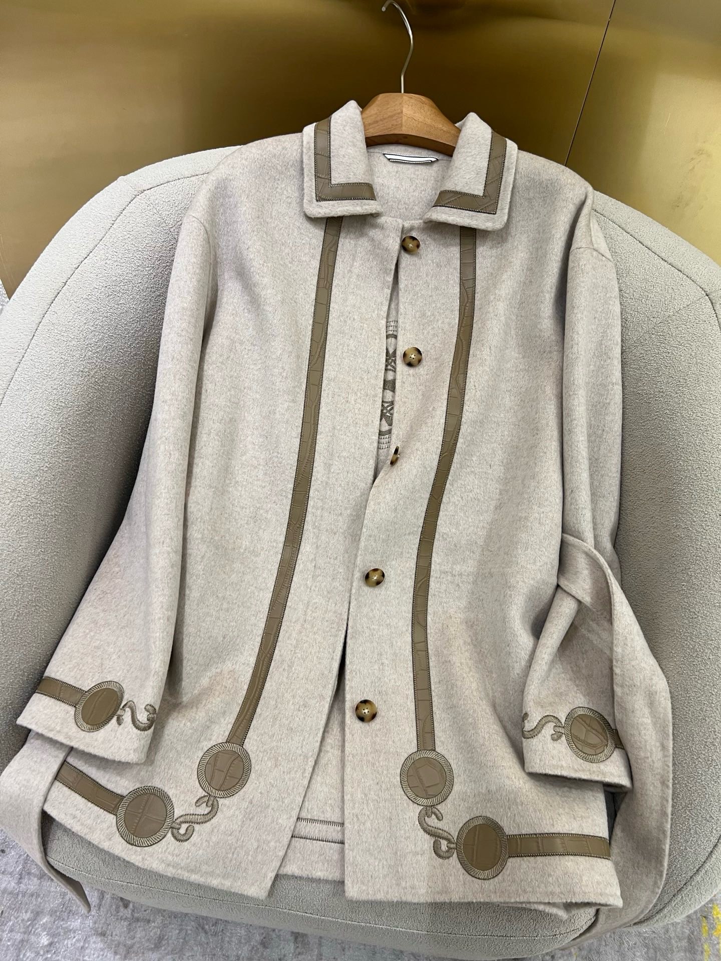 Elegant Embroidered Cashmere Wool Coat with Crocodile Leather Detail 7 i1758427473175 9752 0 6