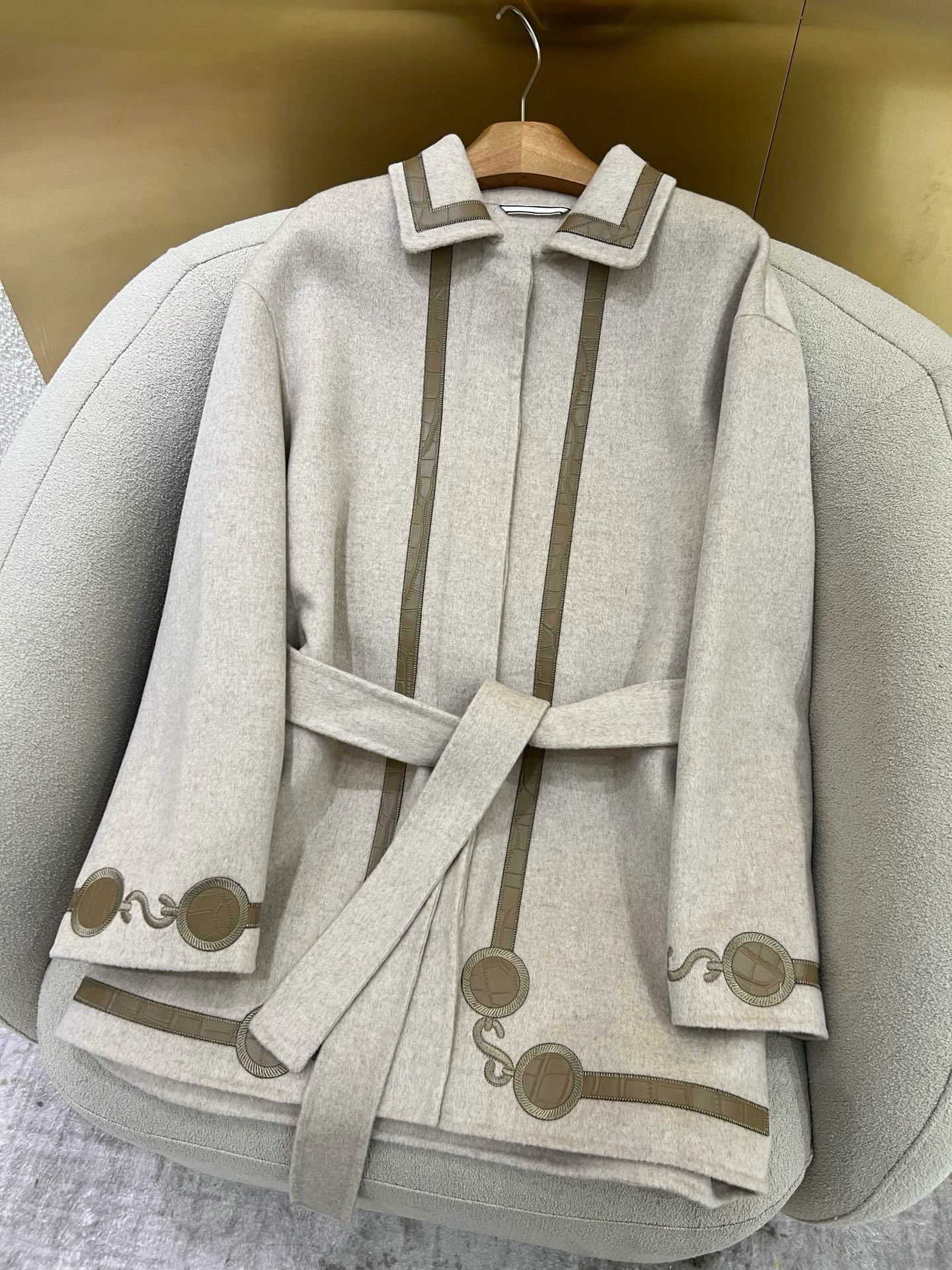 Elegant Embroidered Cashmere Wool Coat with Crocodile Leather Detail 5 i1758427474384 4840 0 3