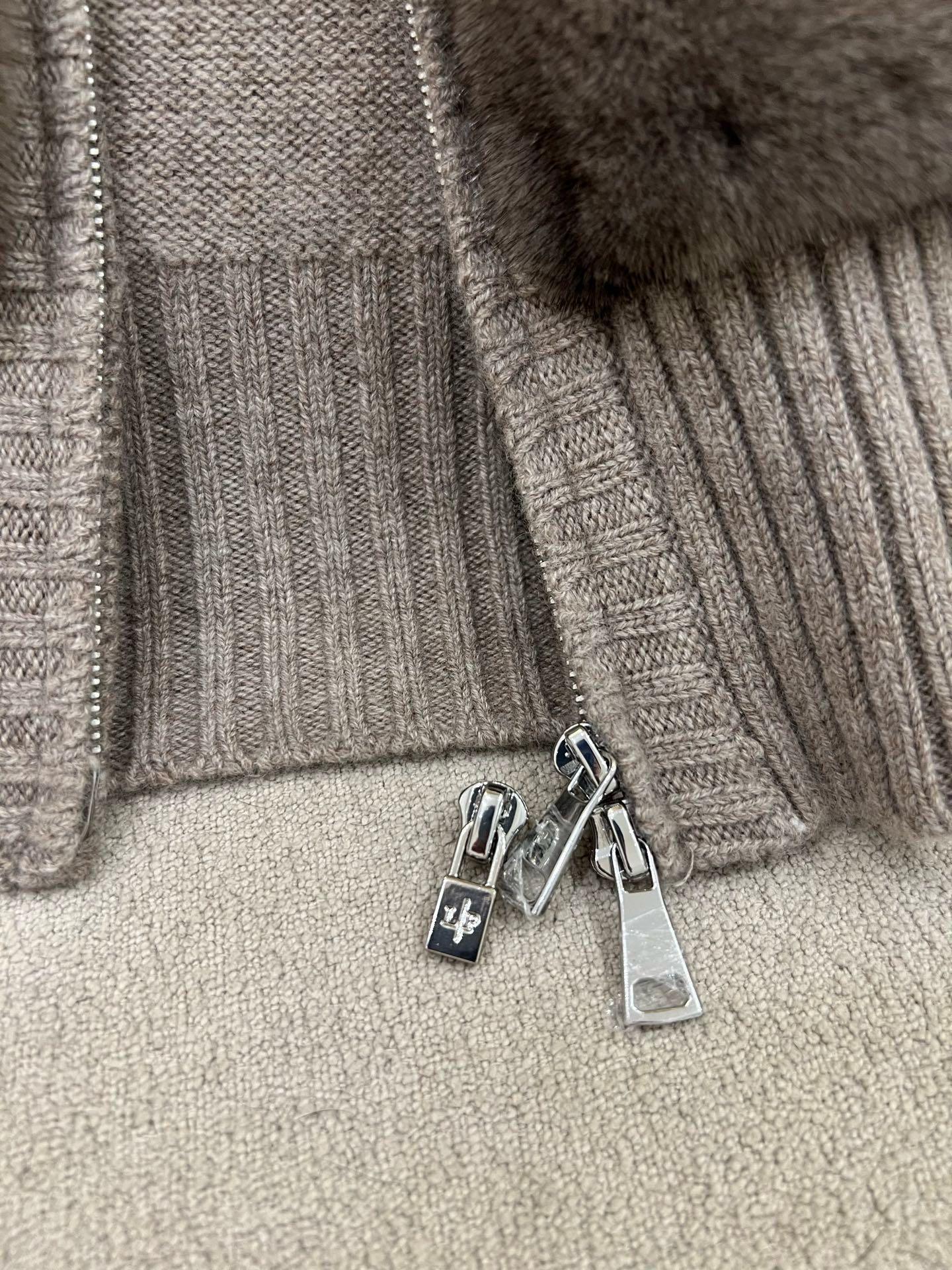 Cashmere Wool Blend Knit Top with Mink Fur Trim 8 i1758427563994 4383 0 6