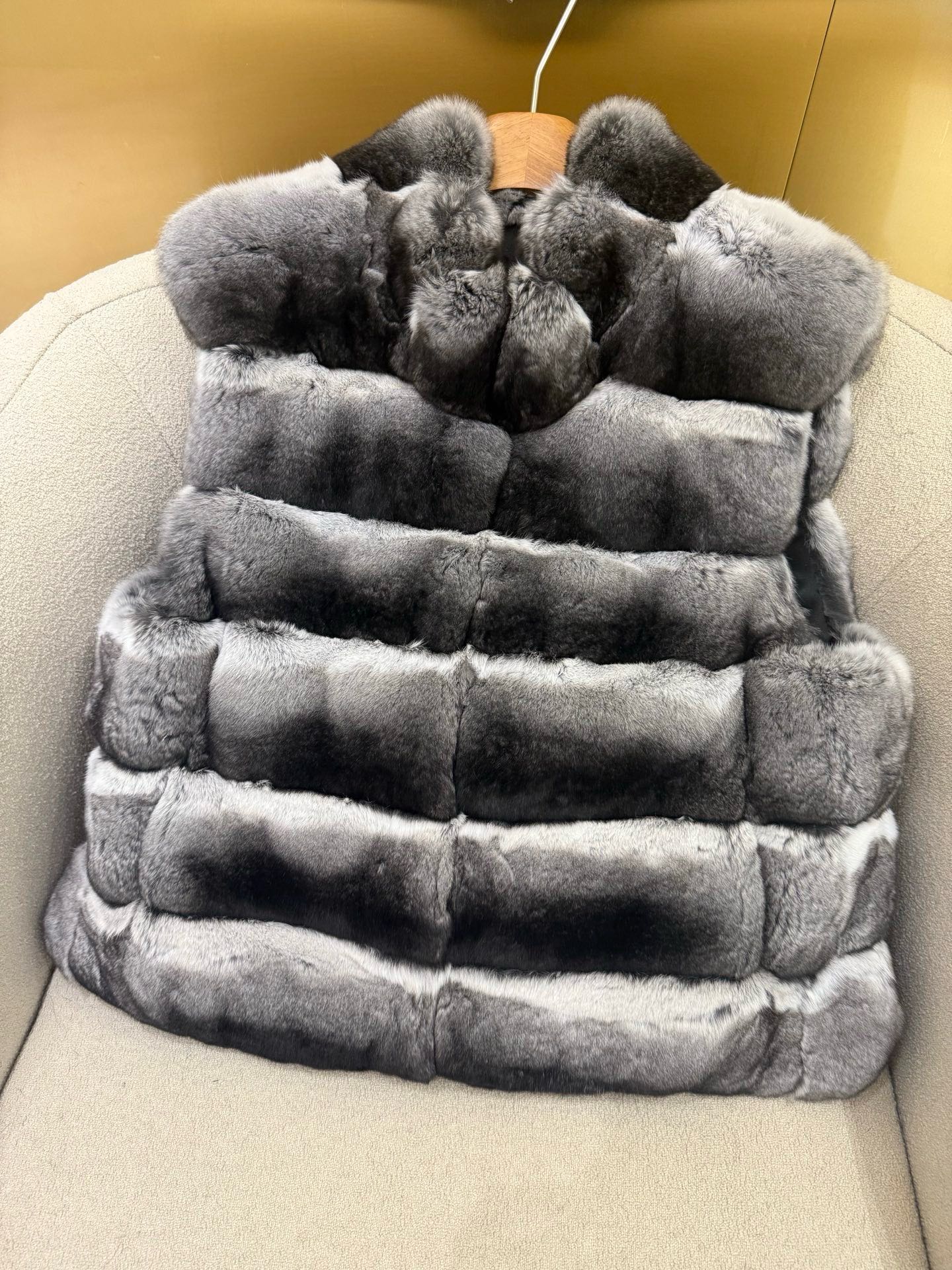 Luxury Chinchilla Fur Vest: Premium Quality, Silky Lined, Exclusive Design 5 i1759684621208 9495 0 3