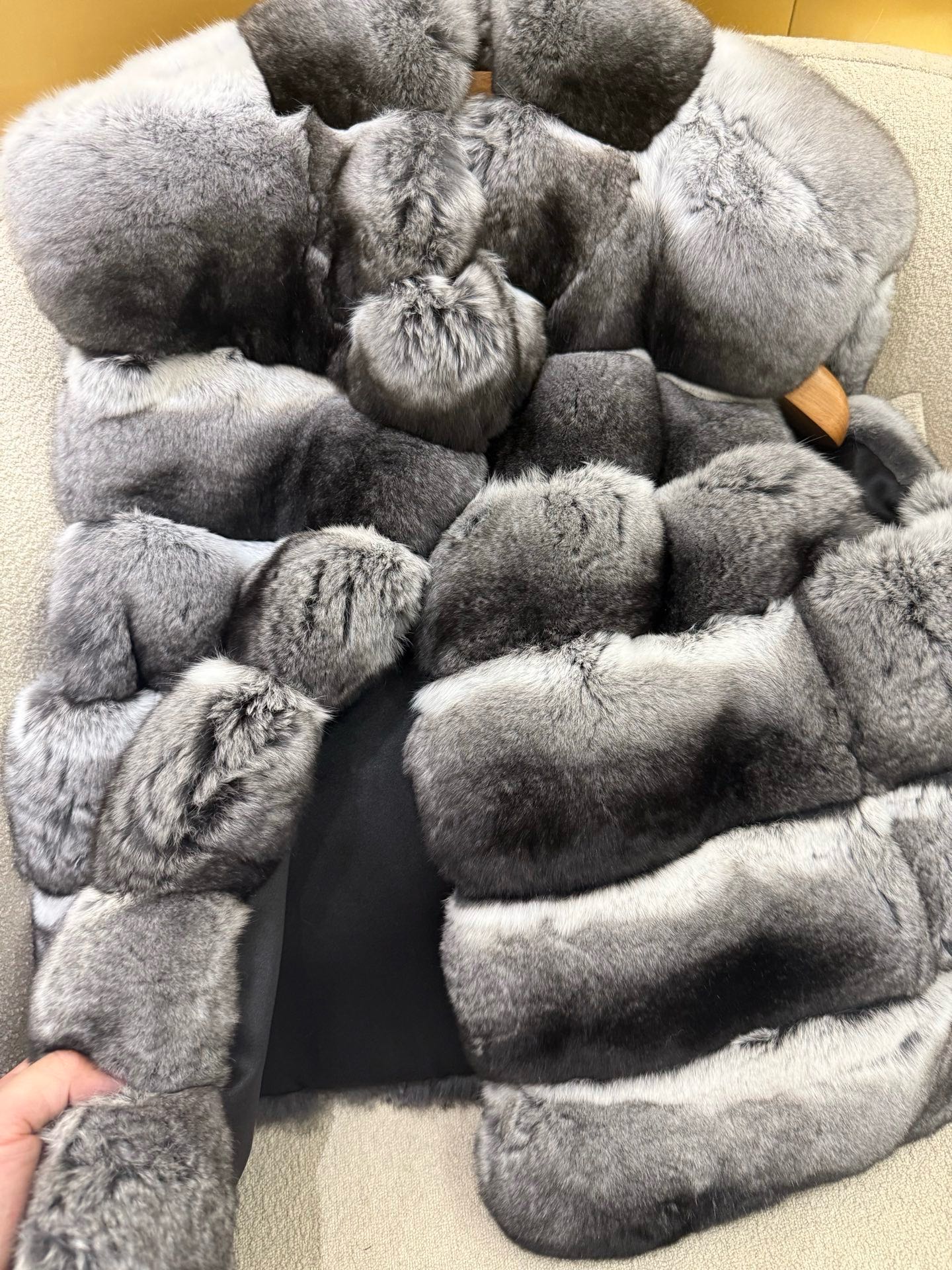 Luxury Chinchilla Fur Vest: Premium Quality, Silky Lined, Exclusive Design 7 i1759684622432 9603 0 5