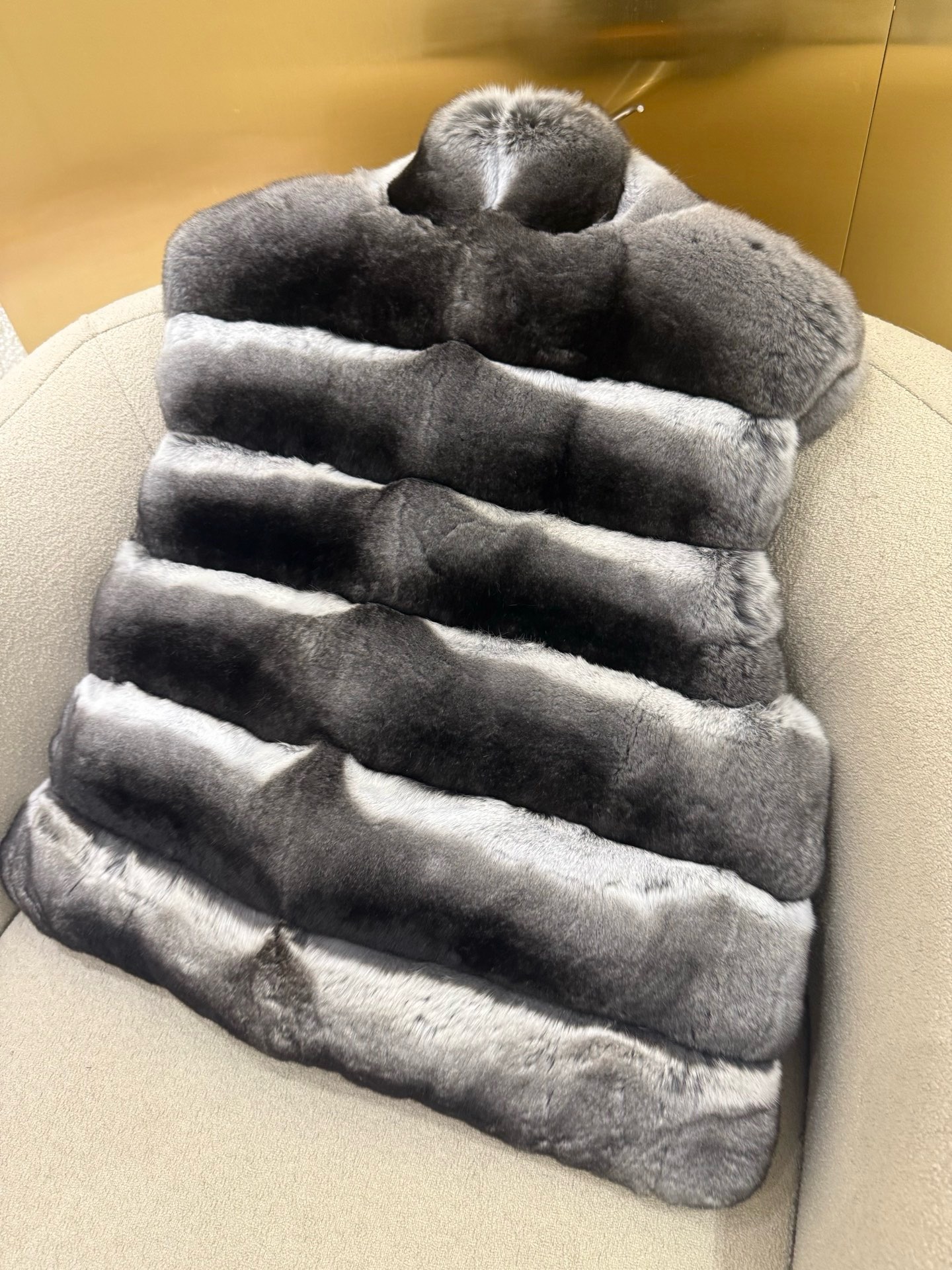 Luxury Chinchilla Fur Vest: Premium Quality, Silky Lined, Exclusive Design 10 i1759684622579 1433 0 8