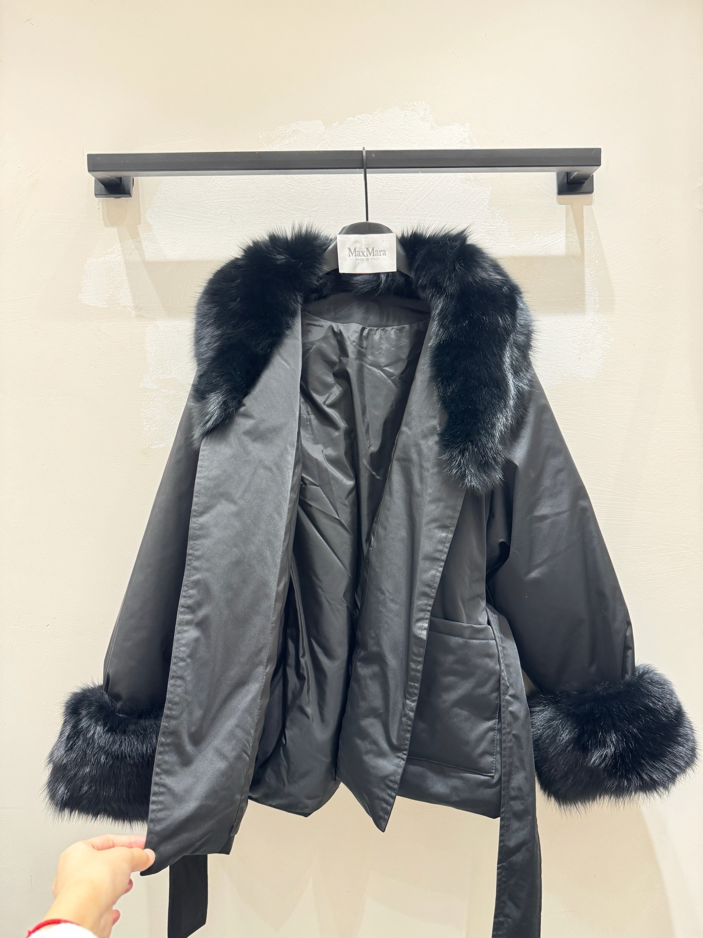 MaxMara Fox Fur Collar Down Coat Elegant Belted Puffer Jacket 8 i1764909732906 5579 0 6