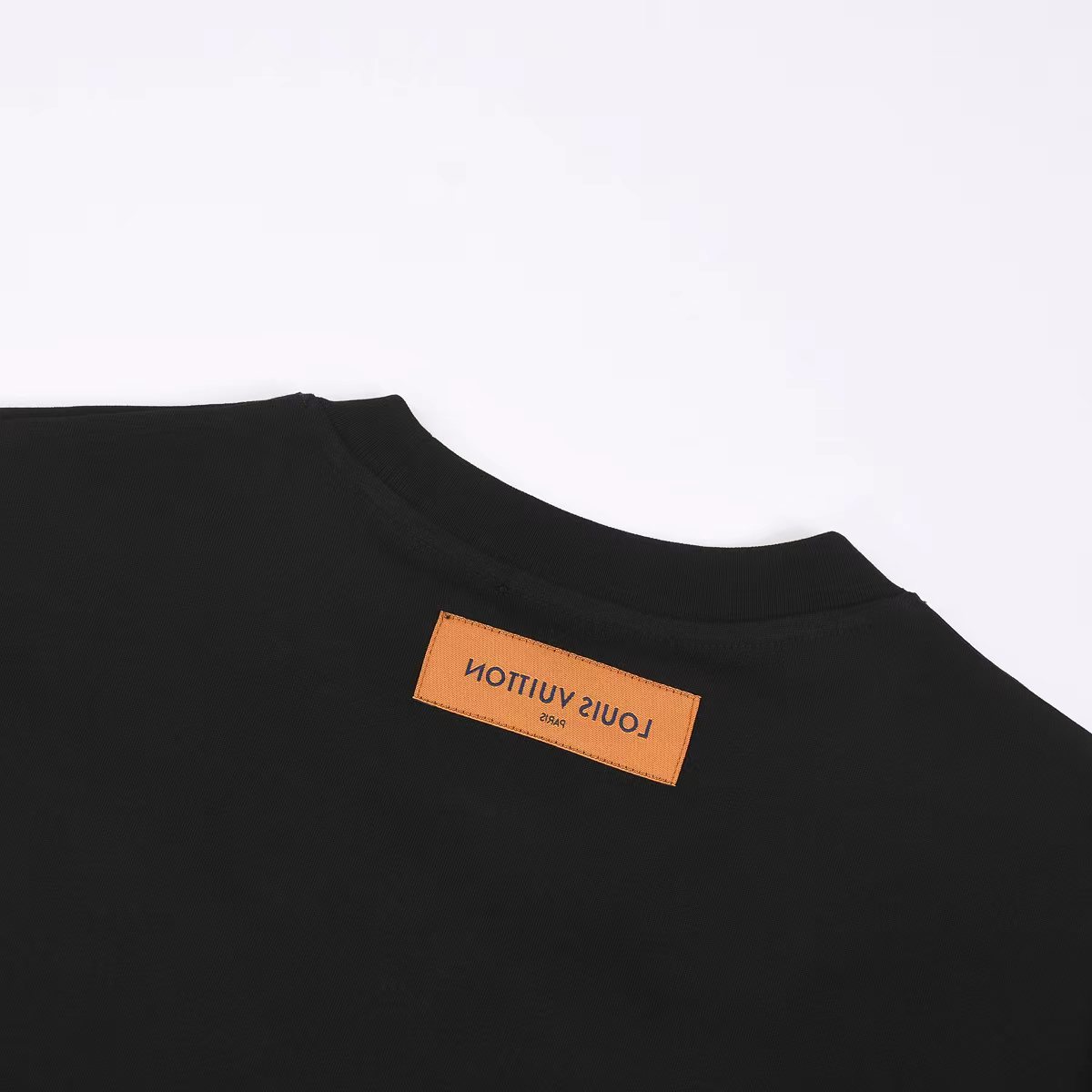 新款上新1V24ss高奢刺绣字母短袖T恤这款短袖也是路易家的代表性产物满身经典元素设计并采用刺绣的工艺配