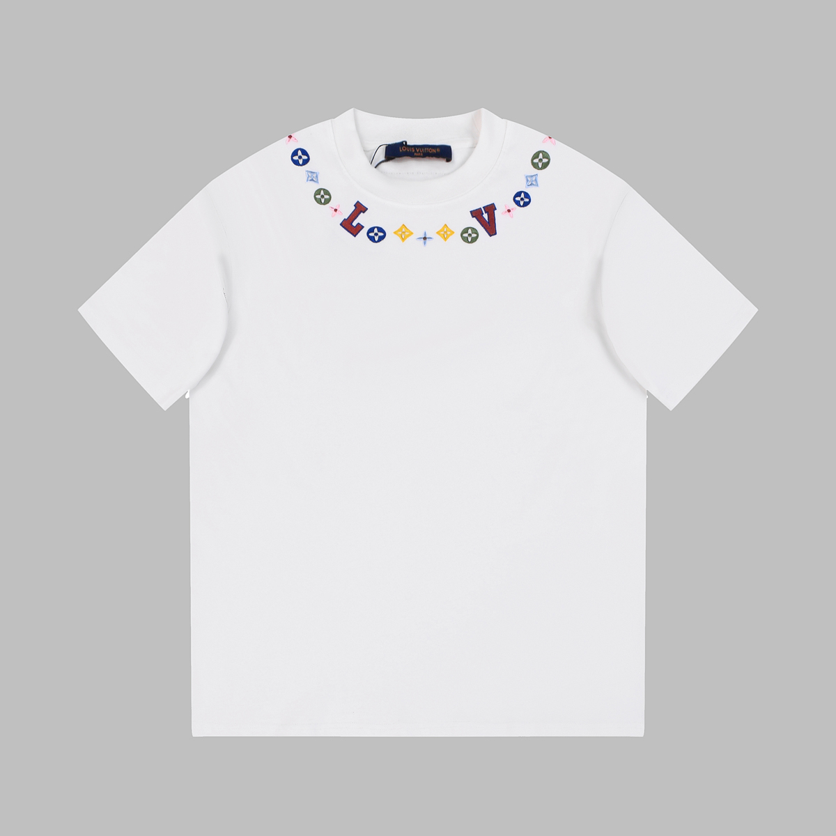 新款上新1V24ss高奢刺绣字母短袖T恤这款短袖也是路易家的代表性产物满身经典元素设计并采用刺绣的工艺配
