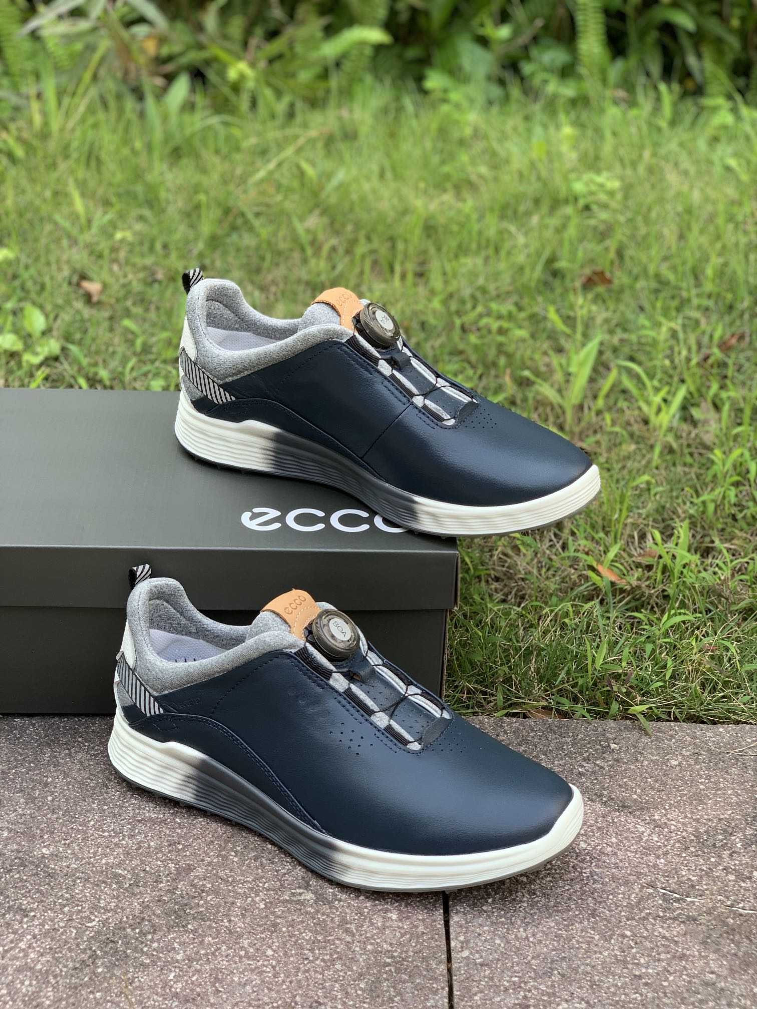 NO:274924,Batch, blue ECCO Aibu sneakers men's new golf shoes S3 102914 BOA screw buckle is tight, convenient and fast!  Fabric ECCO family craft cowhide, upper open-hole structure design enhances breathability E-DTS hybrid outsole technology Durable PU/TPU outsole perfect grip, great foot feeling Size 39-44 Standard leather shoe size Original box packaging, Sneakers, cowhide19860909批,蓝色 ECCO爱步运动鞋男新款高尔夫鞋S3 102914 BOA螺旋扣松紧,方便快捷！面料ECCO家族工艺牛皮 鞋面开孔结构设计增强透气性 E-DTS混合大底科技 耐用PU/TPU大底完美抓地力 脚感非常棒 尺码39-44码 标准皮鞋码 原盒包装,,sneakers,cowhide,Men's shoes