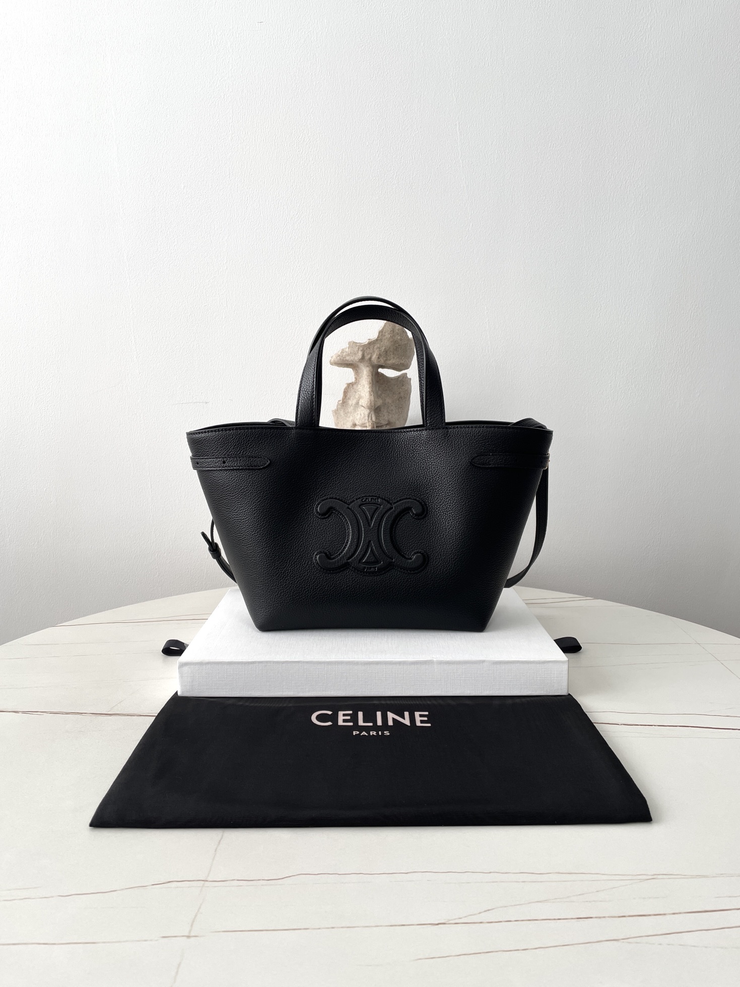 Le dernier sac fourre-tout de CE « 𝐂𝐀𝐁𝐀𝐀𝐒 𝐀𝐍𝐀𝐈𝐈𝐒 » Mini_ arrive! Le gros sac que vous pouvez vous faire prendre en un coup d’œil est vraiment un avantage pour les sœurs qui aiment les gros sacs❗️ le haut du corps est particulièrement haut de gamme et exquis, médiocre et paresseux, simple et non exagéré, et il n’y a pas Besoin de s’inquiéter de gratter la cuve de vache grainée! Conception de grande capacité ~ Qu’il s’agisse de sortir quotidiennement ou de se déplacer, vous pouvez facilement installer divers articles! Modèle: 118613 Taille: 20,5 × 19 × 9cm