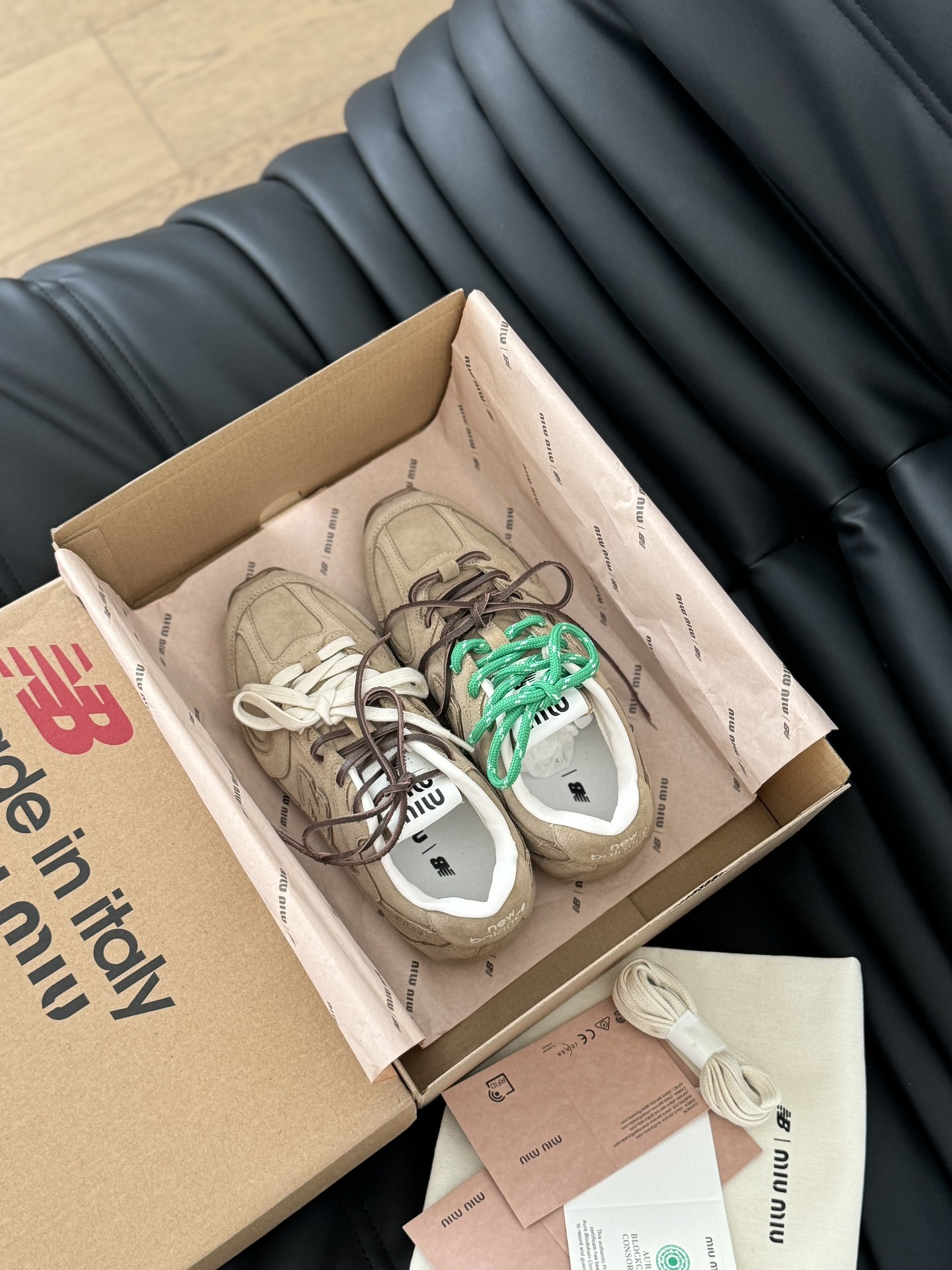 NO:441633,Purchase level MiuMiu x New Balance NB530 Couple style casual sneakers Forrest Gump shoes Deshu shoes Original purchase and development Made in products Miu Miu x New Balance classic NB530 sneakers draw inspiration and launched its own iterative version 530SL. The sneakers adopt a deconstructed and lightweight design, with brown and beige colors, with a bit of antique fabric covering the outline of New Balance 530. The deliberately worn and uneven leather tones give the buckle shoes a different personality. This co-branded shoe is equipped with a pair of shoelace designs, including white, orange, brown and yellow laces, creating a casual tie-up feeling, adding a bit of overall feeling Boyish and sexy delivery counter exquisite packaging Fabric: Original custom imported top layer cowhide, inner lining original imported cowhide, original sole open mold anti-slip rubber material, sole thickness 2.5CM Size: 35-40, casual shoes/sports shoes, miumiu, sneakers, cowhide19860909代购级别 缪缪MiuMiu x New Balance NB530 情侣款 休闲 运动鞋 阿甘鞋 德训鞋 原版购入开发 做货 Miu Miu x New Balance 经典NB530运动鞋中汲取灵感,推出了自己的迭代版本530SL.该运动鞋采用解构和轻盈的设计,有棕色和米色配色,带点彷旧日的布料包覆着 New Balance 530的轮廓,刻意磨损、不均匀的皮革色调,让波鞋多了不同的个性.这款联名鞋款配有双鞋带设计,包括白色、橙色、棕色和黄色鞋带,营造出随性系起的感觉,为整体感又多了几分 Boyish 以及率性感 配送专柜精美包装 面料:原版定制进口头层牛皮 内里原版进口牛皮里 鞋底原版开模防滑橡胶材质 底厚2.5CM Size:35-40,休闲鞋/运动鞋,miumiu,sneakers,cowhide,Women's Shoes