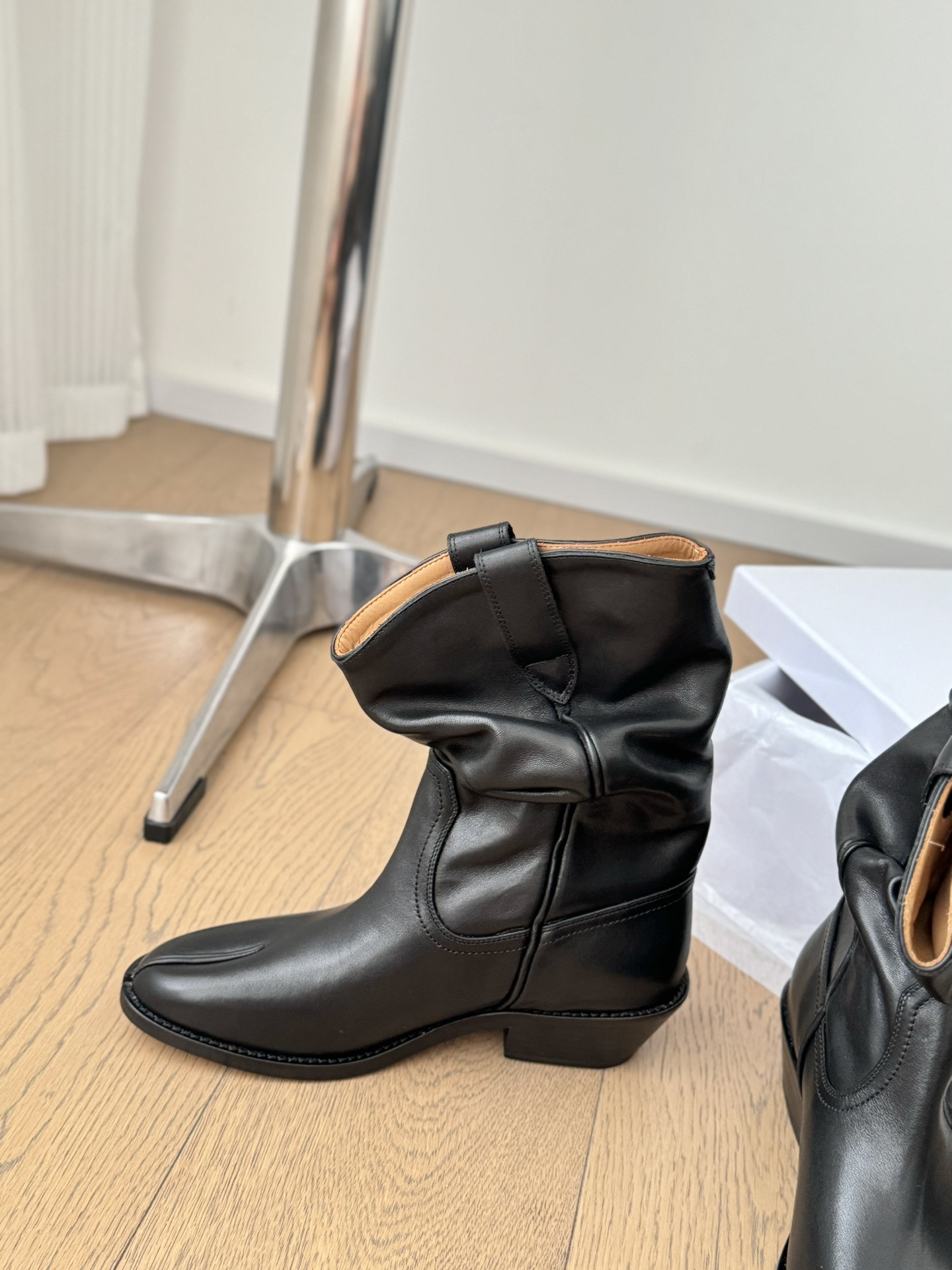 Western Style Cowboy Boots in Cow Velvet and Skin, Spot Sale MM6 Piles - 图片 4