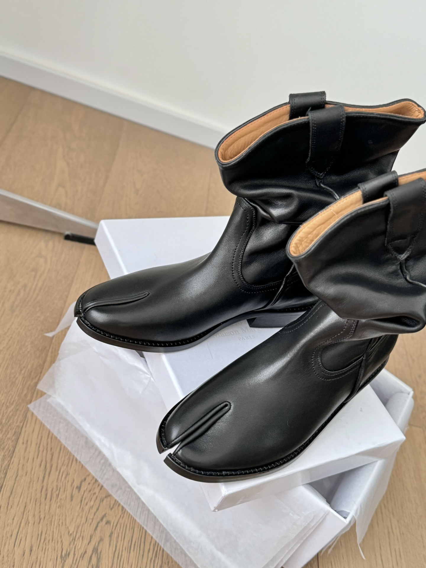 Western Style Cowboy Boots in Cow Velvet and Skin, Spot Sale MM6 Piles - 图片 7