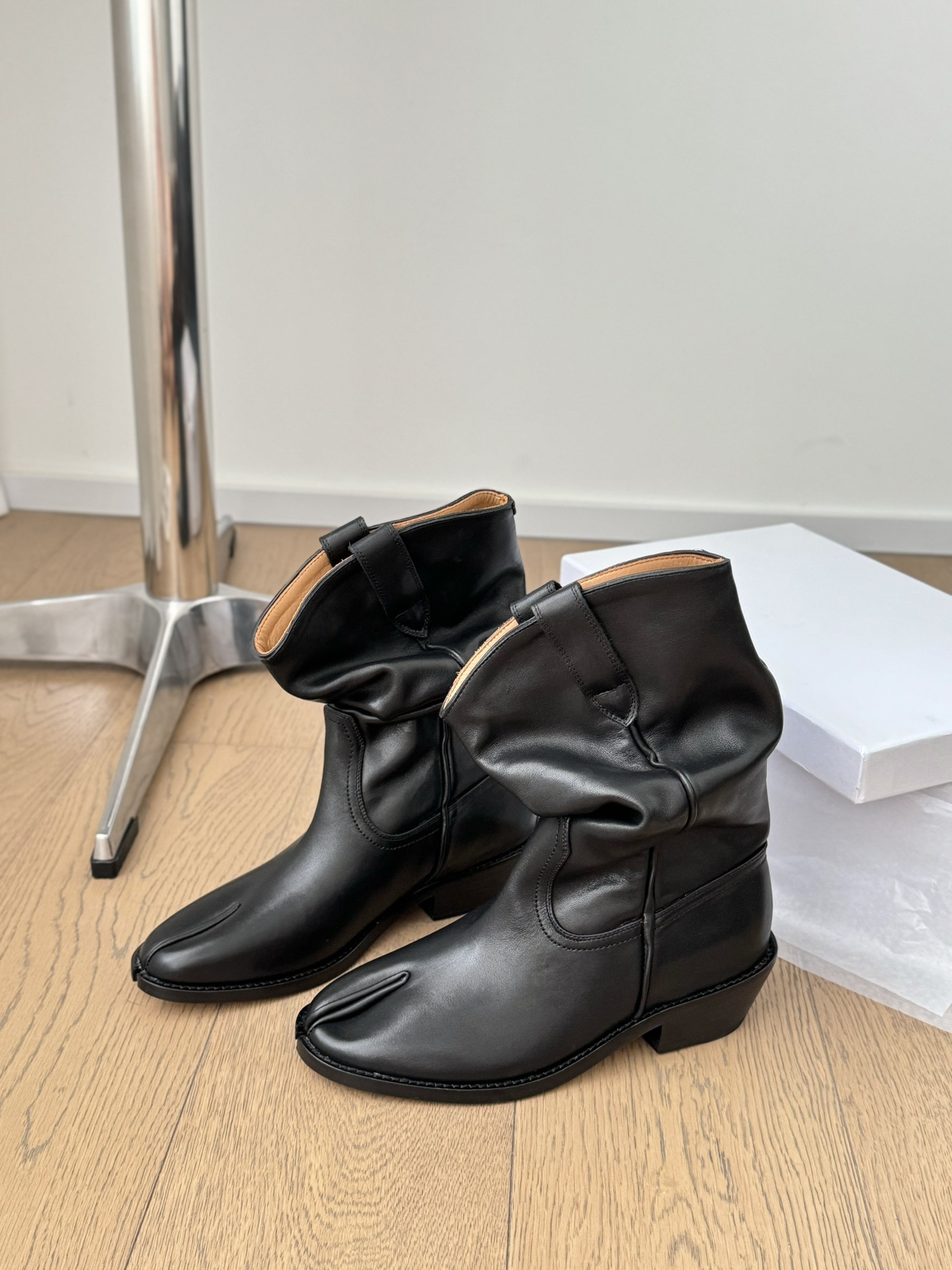 Western Style Cowboy Boots in Cow Velvet and Skin, Spot Sale MM6 Piles - 图片 2
