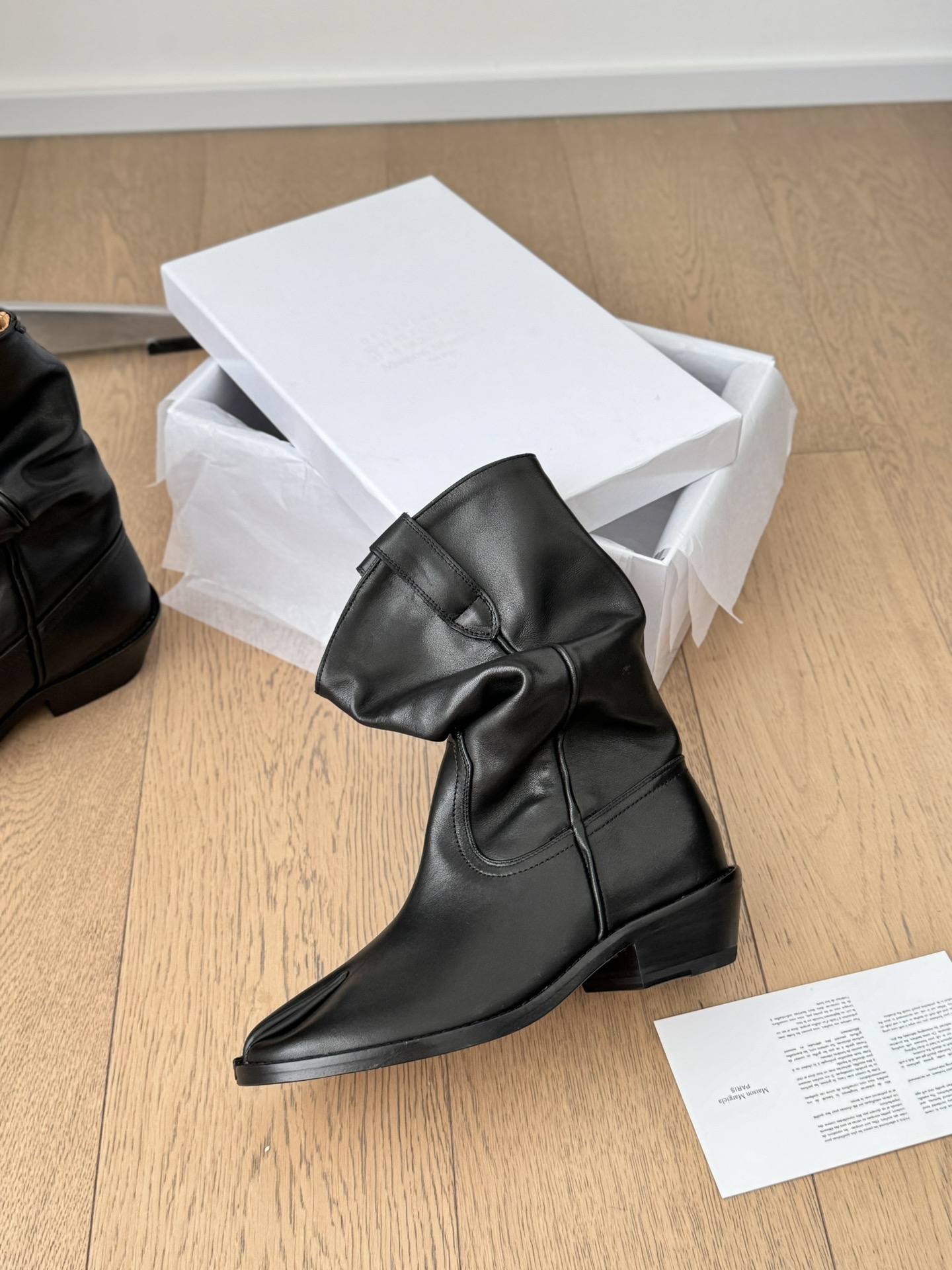 Western Style Cowboy Boots in Cow Velvet and Skin, Spot Sale MM6 Piles - 图片 3