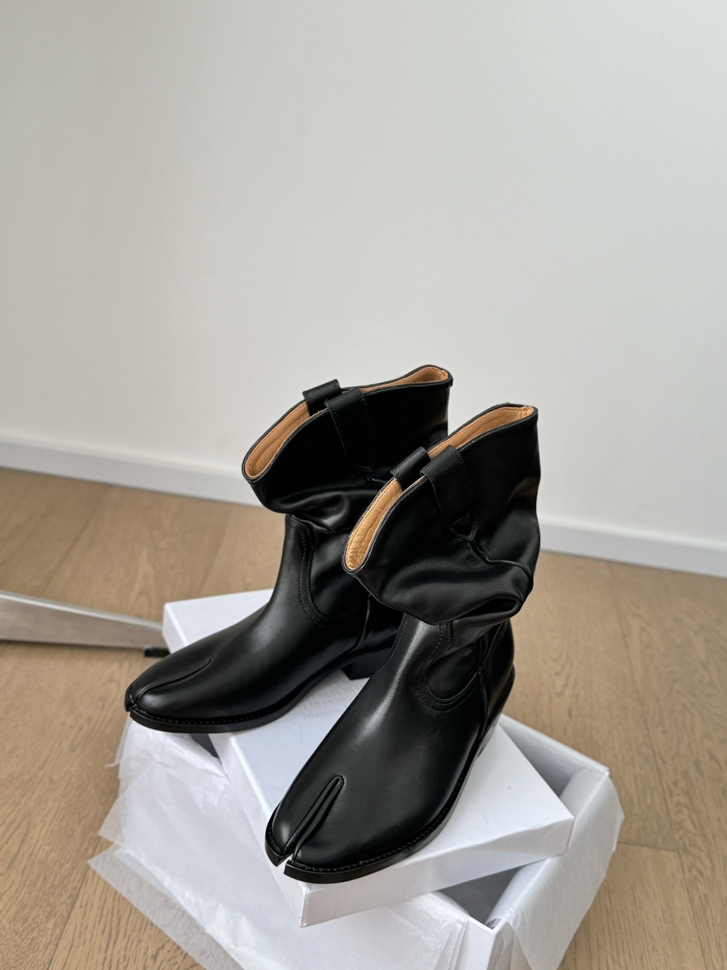 Western Style Cowboy Boots in Cow Velvet and Skin, Spot Sale MM6 Piles - 图片 5