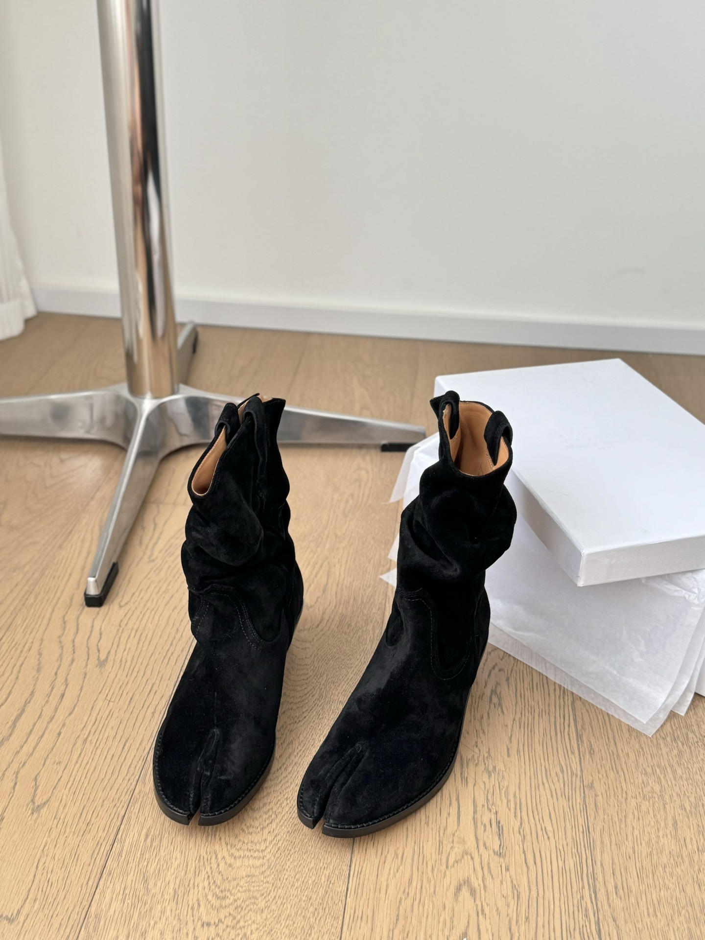 Western Cowboy Boots Sale: Cow Velvet, Cow Skin, High Quality Materials, Various Sizes - 图片 1