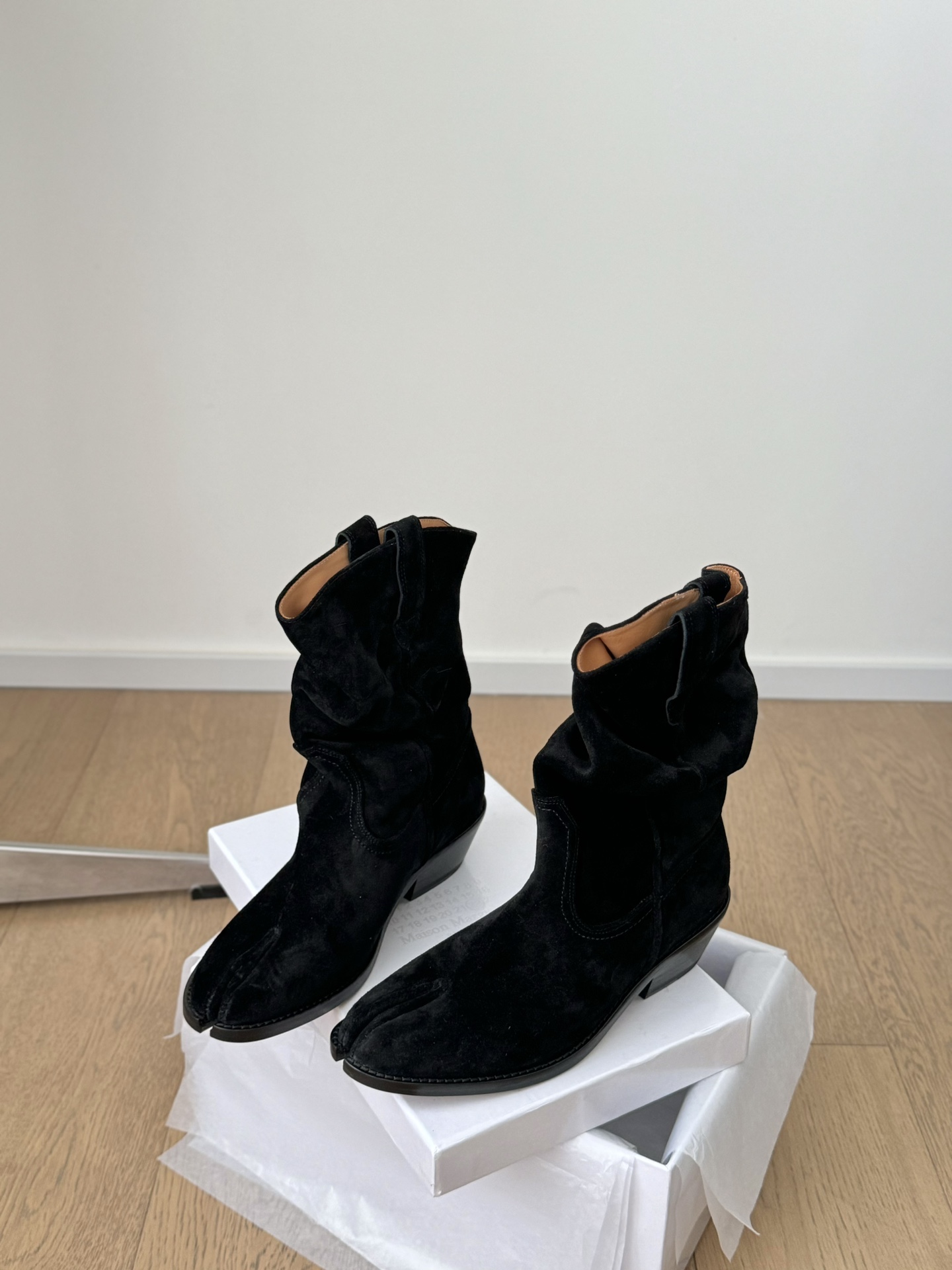 Western Cowboy Boots Sale: Cow Velvet, Cow Skin, High Quality Materials, Various Sizes - 图片 5