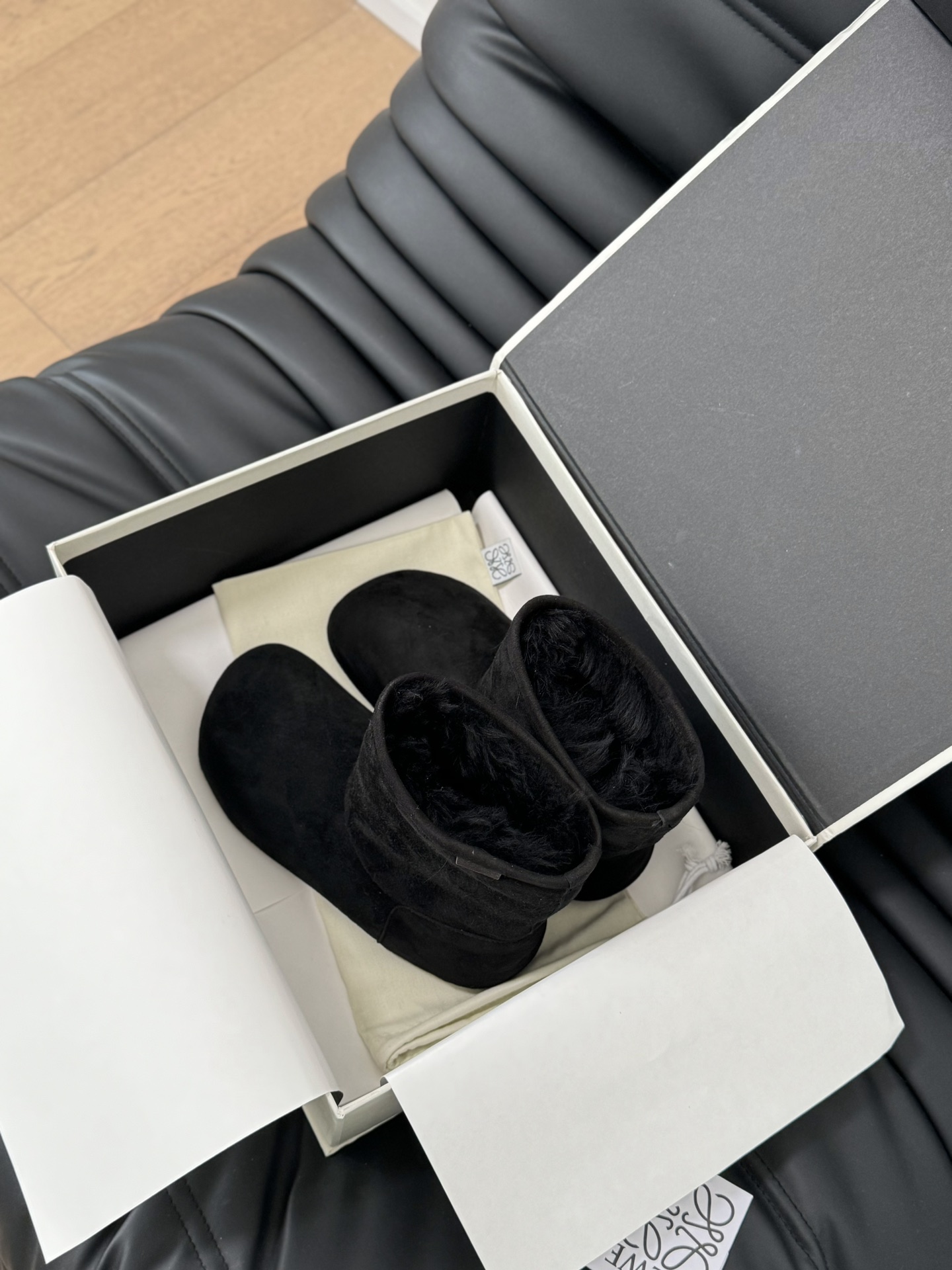 NO:209857,All furs are all sold in the New Year; all are high-end personal products; early delivery is early; 35/9; 36/3; 38/4; 39/3; pay attention to the big sale at the end of the year, and all are not returned or exchanged, special prices,19860909全皮毛一体狂甩年货甩；全部是高端自留款；早下早得早得；35/9；36/3；38/4；39/3；注意年尾大甩货,全部不退换,特价款,,Children's