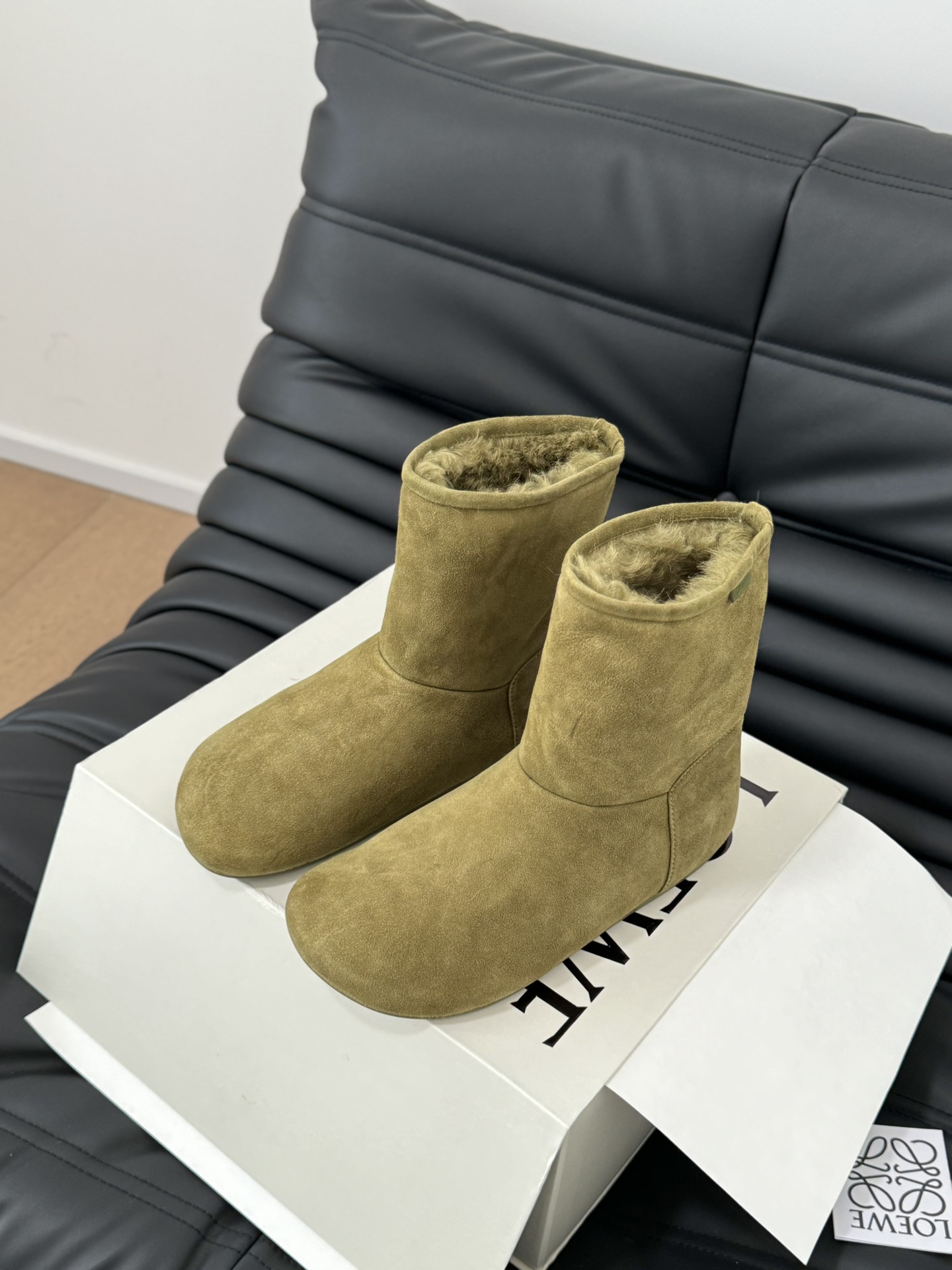 NO:209864,All furs are integrated and thrown in New Year's goods; all are high-end personal products; early delivery is early; 35/1; 36/6; 38/1; 39/7; pay attention to the big discount at the end of the year, all are not returned or exchanged, special prices,19860909全皮毛一体狂甩年货甩；全部是高端自留款；早下早得早得；35/1；36/6；38/1；39/7；注意年尾大甩货,全部不退换,特价款,,Children's