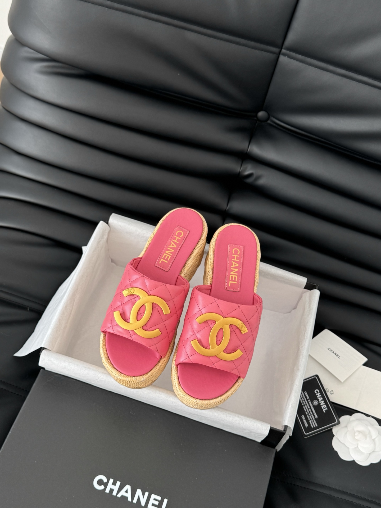 NO:233839,Chanel 25C early spring vacation series slippers This is the sweetheart Barbie season. How many fragrant grandma girls and girls are going to flood the hearts of girls? A shiny feeling. Classic large-scale design. Custom upper fabric. Upper cowhide. Inner sheepskin. Size: 35-39. Other sizes are fixed, slippers, chanel, slippers, cowhide, sheepskin.19860909Chanel 25C早春度假系列拖鞋 这是甜心芭比的一季 又要让多少香奶奶女孩少女心泛滥 让人眼前一亮的感觉 经典的大标设计 鞋面定制面料 鞋面牛皮 内里羊皮 Size:35-39 其他码数定,拖鞋,chanel,slippers,cowhide,sheepskin,Women's Shoes