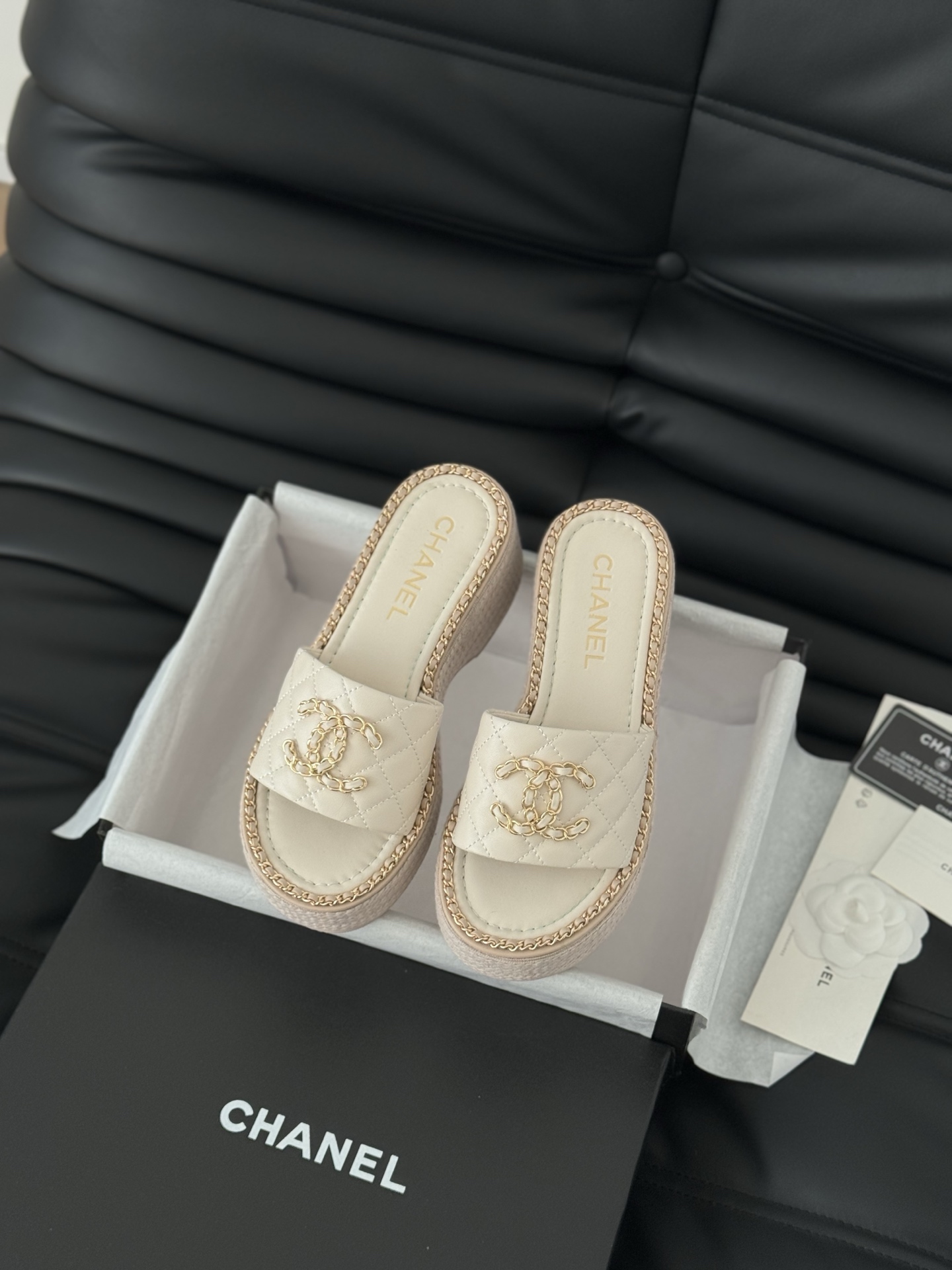 NO:233833,Chanel 25C spring and summer new full series chain slippers, full series first release, I have it in the counter!  High-quality upper cowhide/original fabric inner sheepskin original outsole Size:35-39 Other sizes, slippers, chanel, slippers, cowhide, sheepskin19860909Chanel 25C春夏新款全系列链条拖鞋 全系列首发 专柜有的我都有！ 高版本高品质 鞋面牛皮/原版面料 内里羊皮 原版大底 Size:35-39 其他码数定,拖鞋,chanel,slippers,cowhide,sheepskin,Women's Shoes
