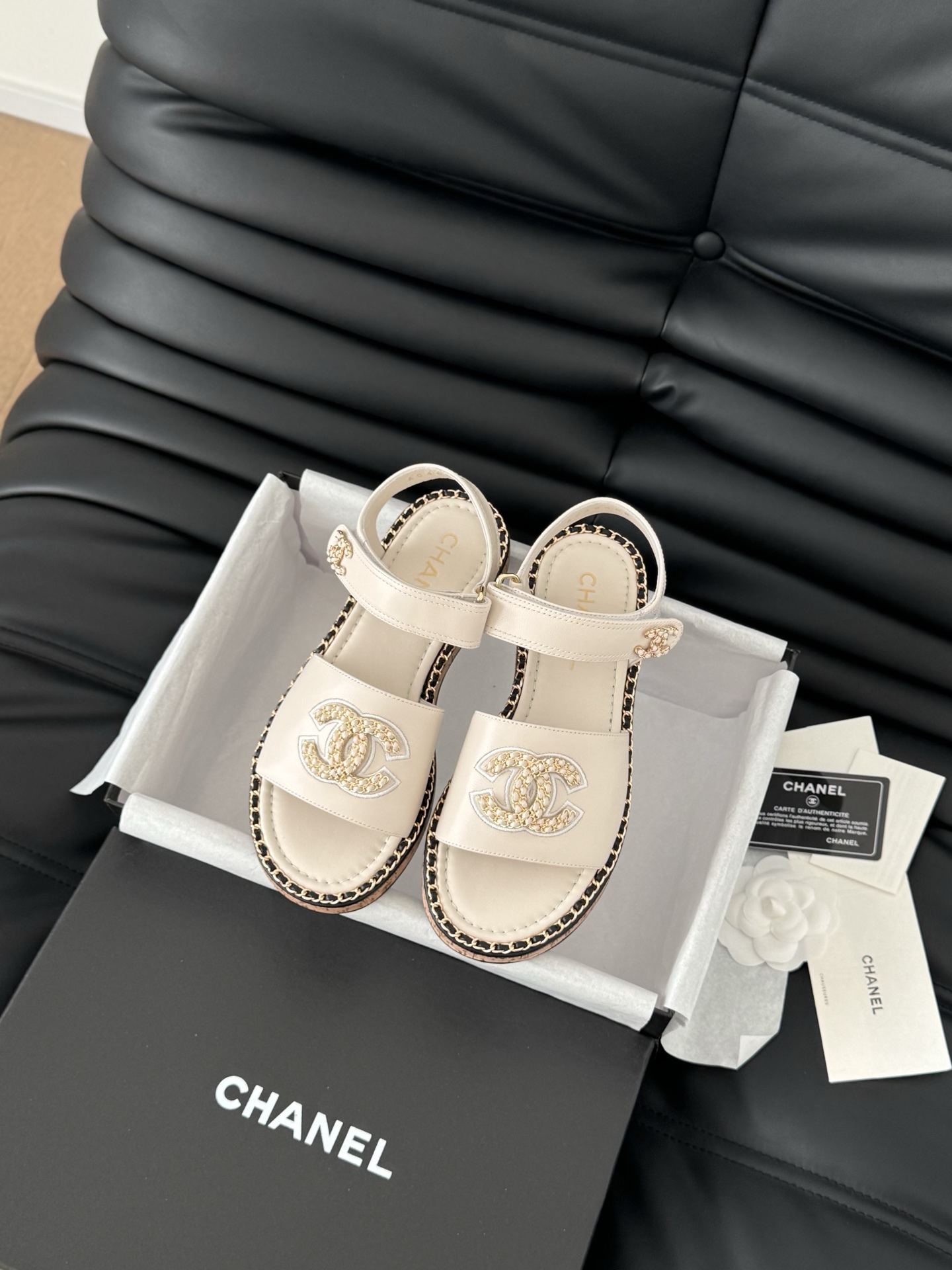 NO:265318,Chanel 25C spring and summer new full series chain slippers, full series first release, I have it in the counter!  High-quality upper cowhide/original fabric inner sheepskin original outsole Size:35-39 Other sizes, sandals, chanel, sandals, slippers, cowhide, sheepskin19860909Chanel 25C春夏新款全系列链条拖鞋 全系列首发 专柜有的我都有！ 高版本高品质 鞋面牛皮/原版面料 内里羊皮 原版大底 Size:35-39 其他码数定,凉鞋,chanel,sandals,slippers,cowhide,sheepskin,Women's Shoes