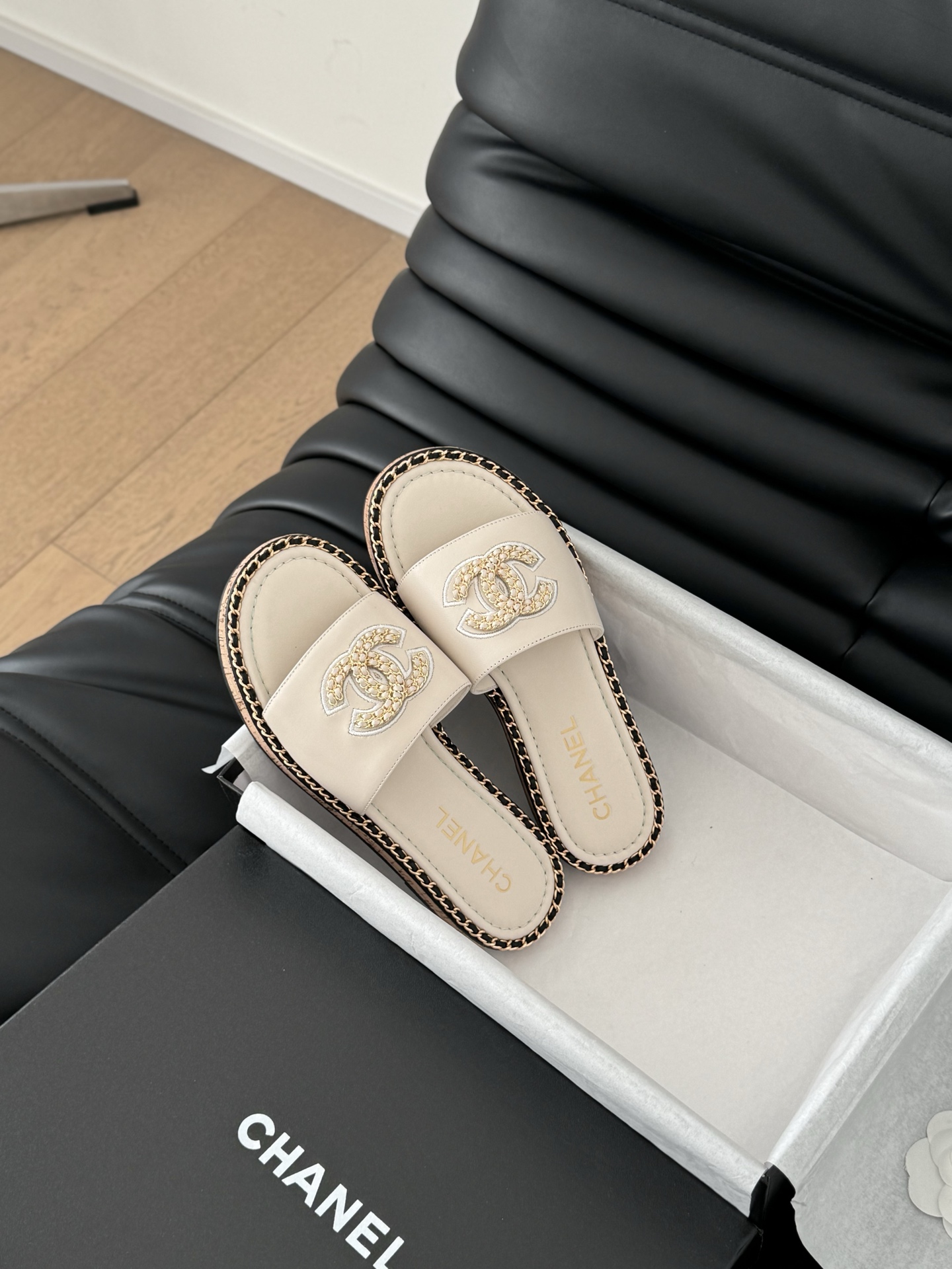 NO:233856,Chanel 25C spring and summer new full series chain slippers, full series first release, I have it in the counter!  High-quality upper cowhide/original fabric inner sheepskin original outsole Size:35-39 Other sizes, slippers, chanel, slippers, cowhide, sheepskin19860909Chanel 25C春夏新款全系列链条拖鞋 全系列首发 专柜有的我都有！ 高版本高品质 鞋面牛皮/原版面料 内里羊皮 原版大底 Size:35-39 其他码数定,拖鞋,chanel,slippers,cowhide,sheepskin,Women's Shoes
