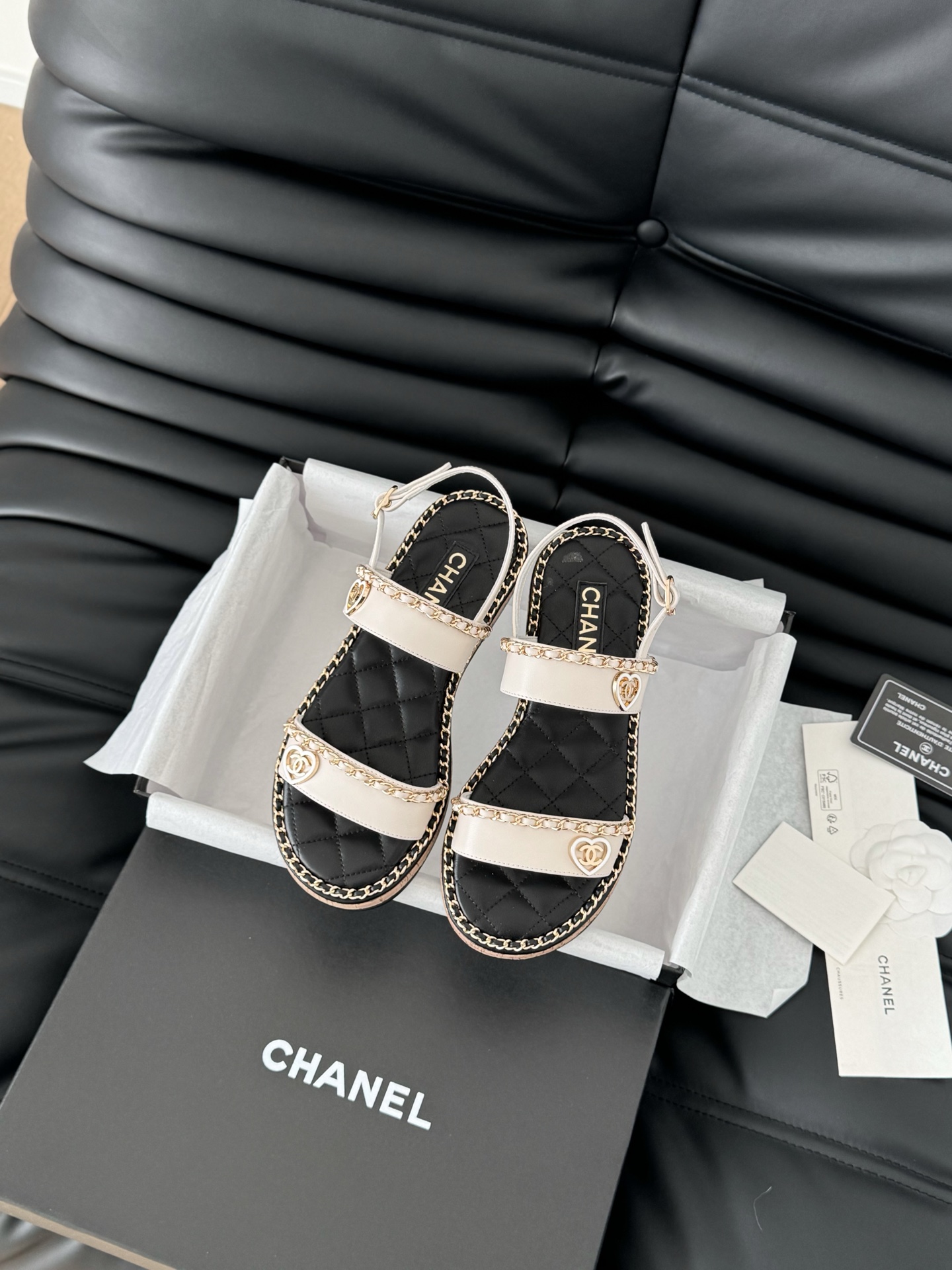 NO:271020,Chanel 25C spring and summer new full series chain slippers, full series first release, I have it in the counter!  High-quality upper cowhide/original fabric inner sheepskin original outsole Size:35-39 Other sizes are fixed, chanel, slippers, cowhide, sheepskin19860909Chanel 25C春夏新款全系列链条拖鞋 全系列首发 专柜有的我都有！ 高版本高品质 鞋面牛皮/原版面料 内里羊皮 原版大底 Size:35-39 其他码数定,,chanel,slippers,cowhide,sheepskin,Men's shoes