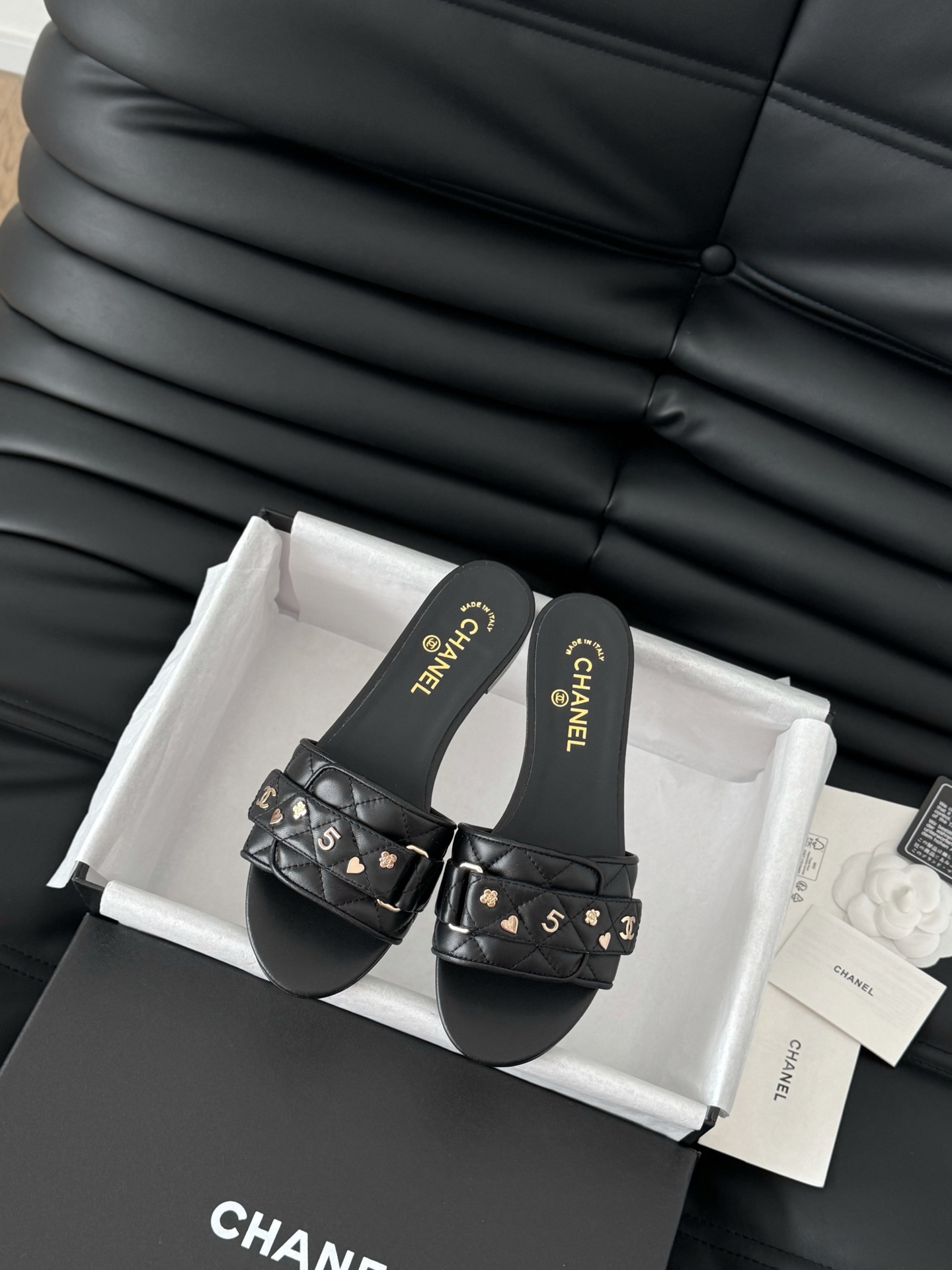 NO:164913,Chanel 25C early spring new series slippers As always, the classic double C layout, upper inner sheepskin leather outsole Size: 35-39 Other sizes are fixed, slippers, chanel, slippers, sheepskin, Leather soles19860909Chanel 25C早春新款系列拖鞋 一如既往的高版本 经典双C版面 鞋面内里羊皮 真皮大底 Size:35-39 其他码数定,拖鞋,chanel,slippers,sheepskin,Leather soles,Women's Shoes